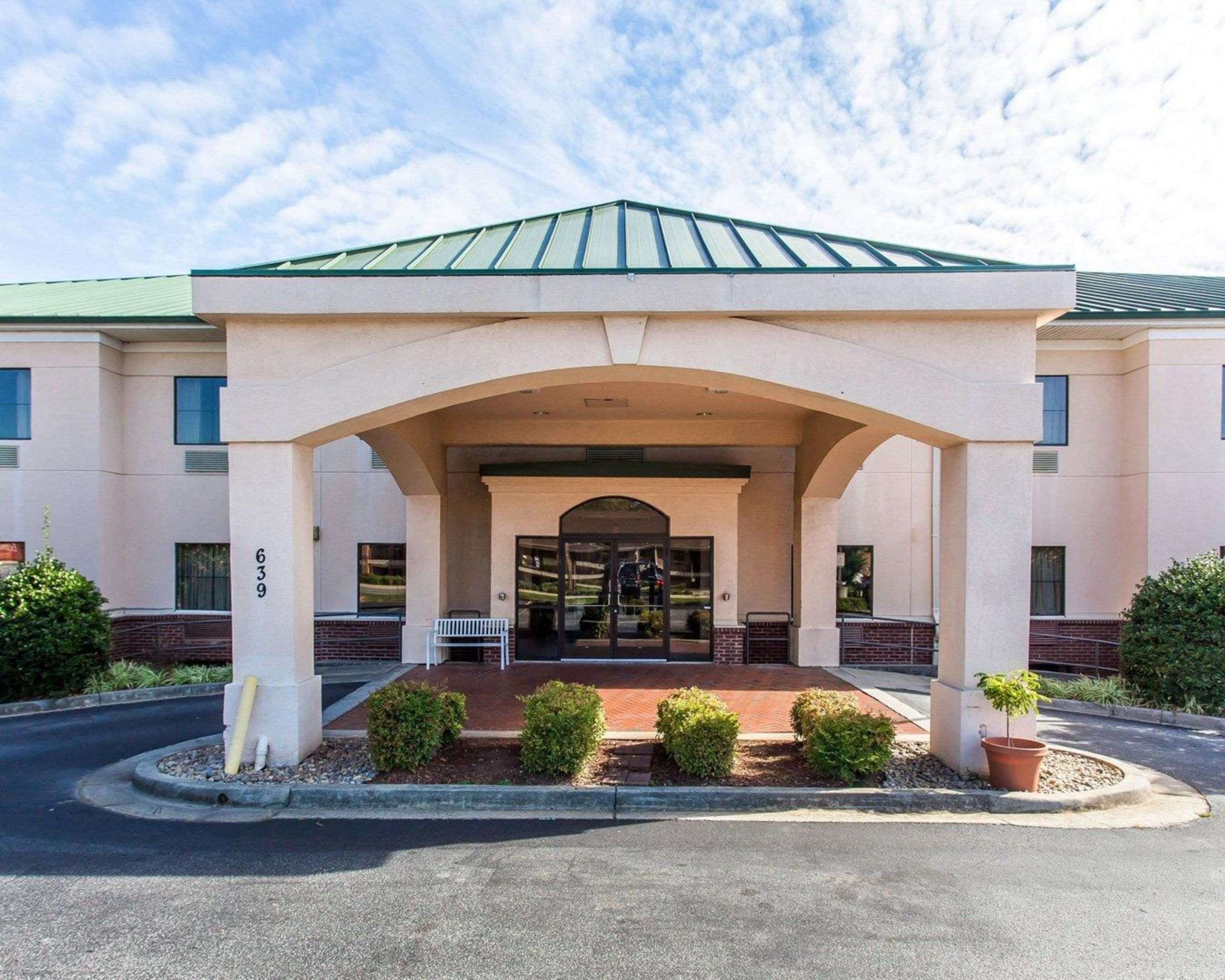 Hotel entrance | Econo Lodge Inn & Suites