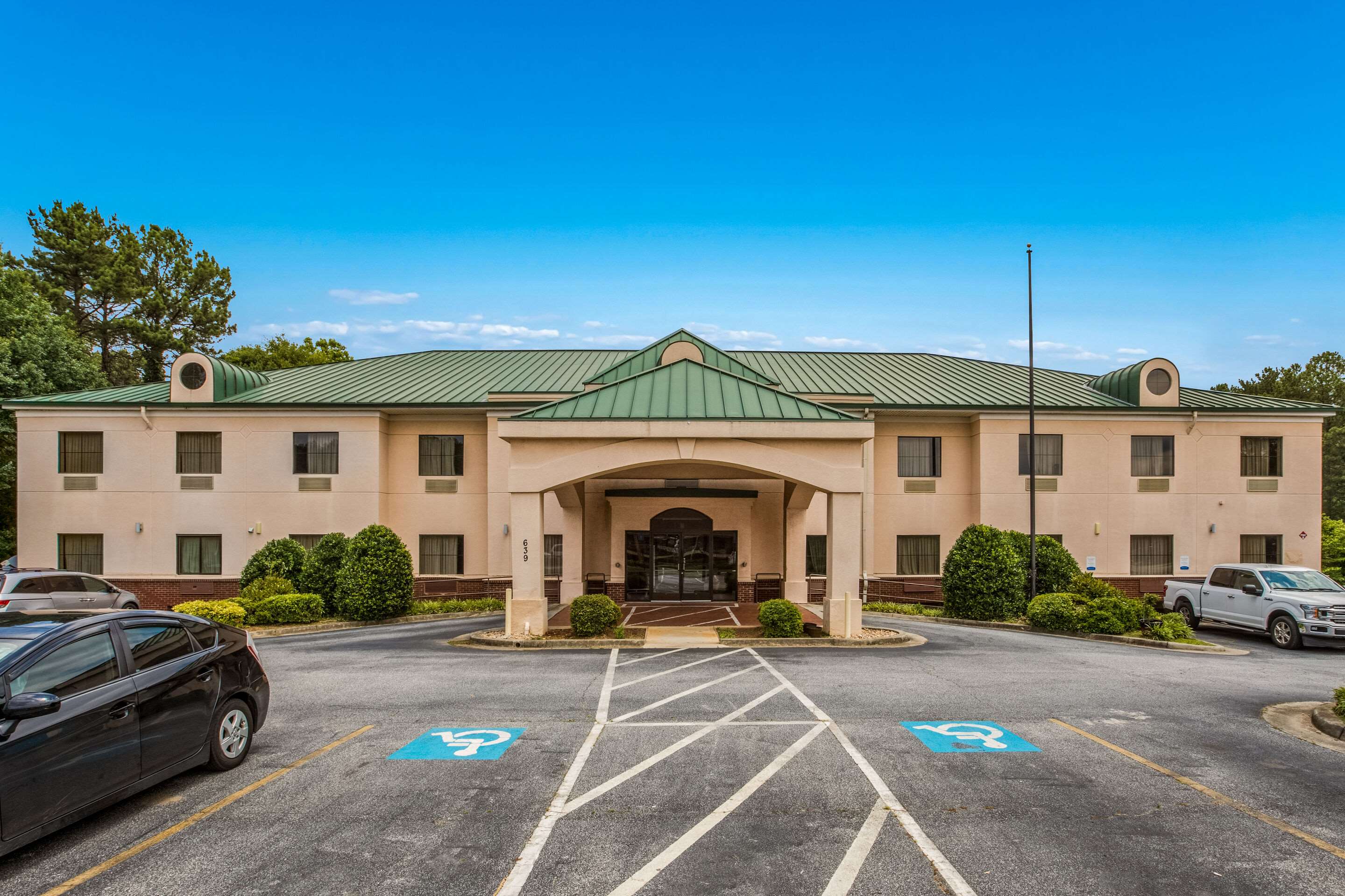 Hotel exterior | Econo Lodge Inn & Suites