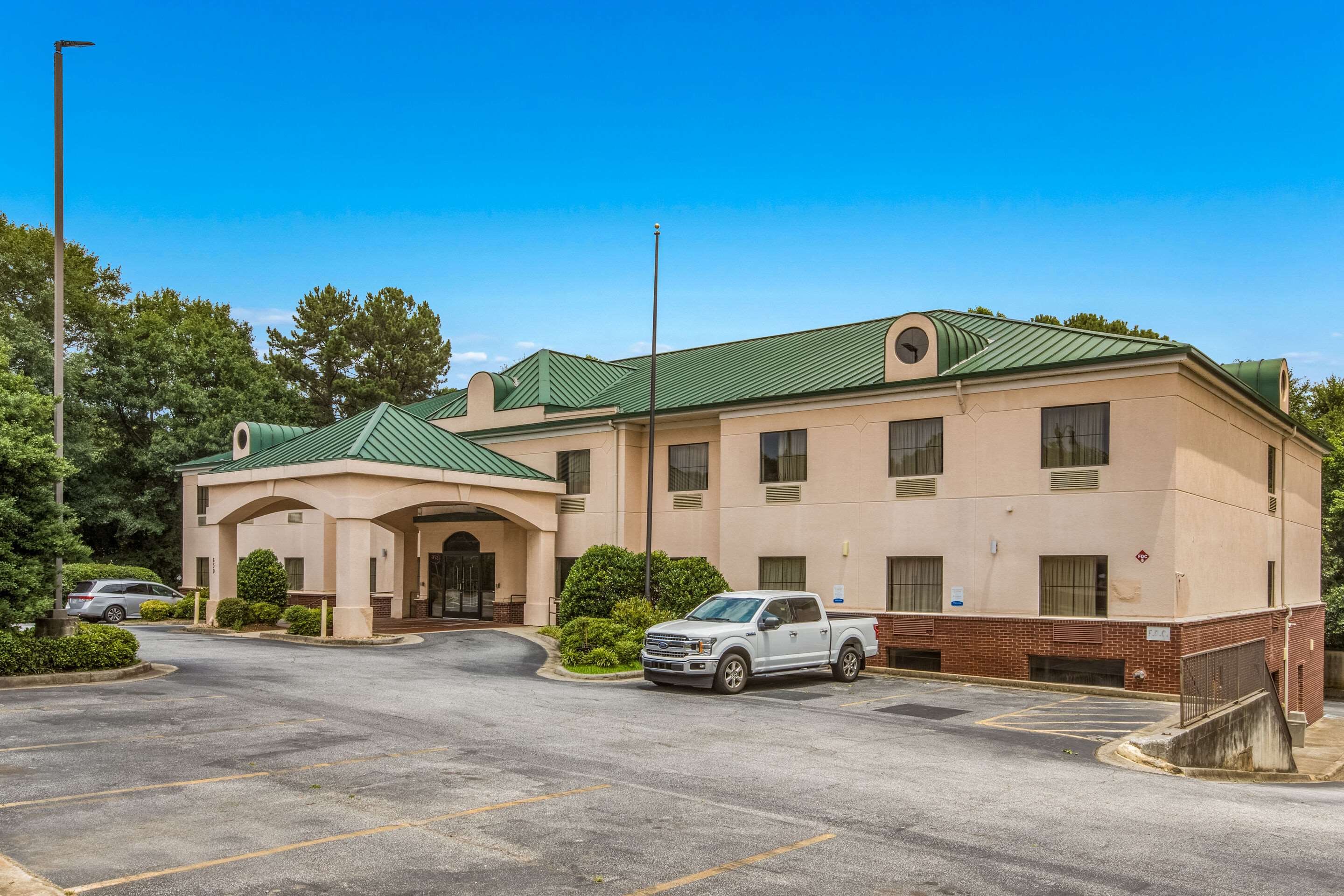 Hotel parking space | Econo Lodge Inn & Suites