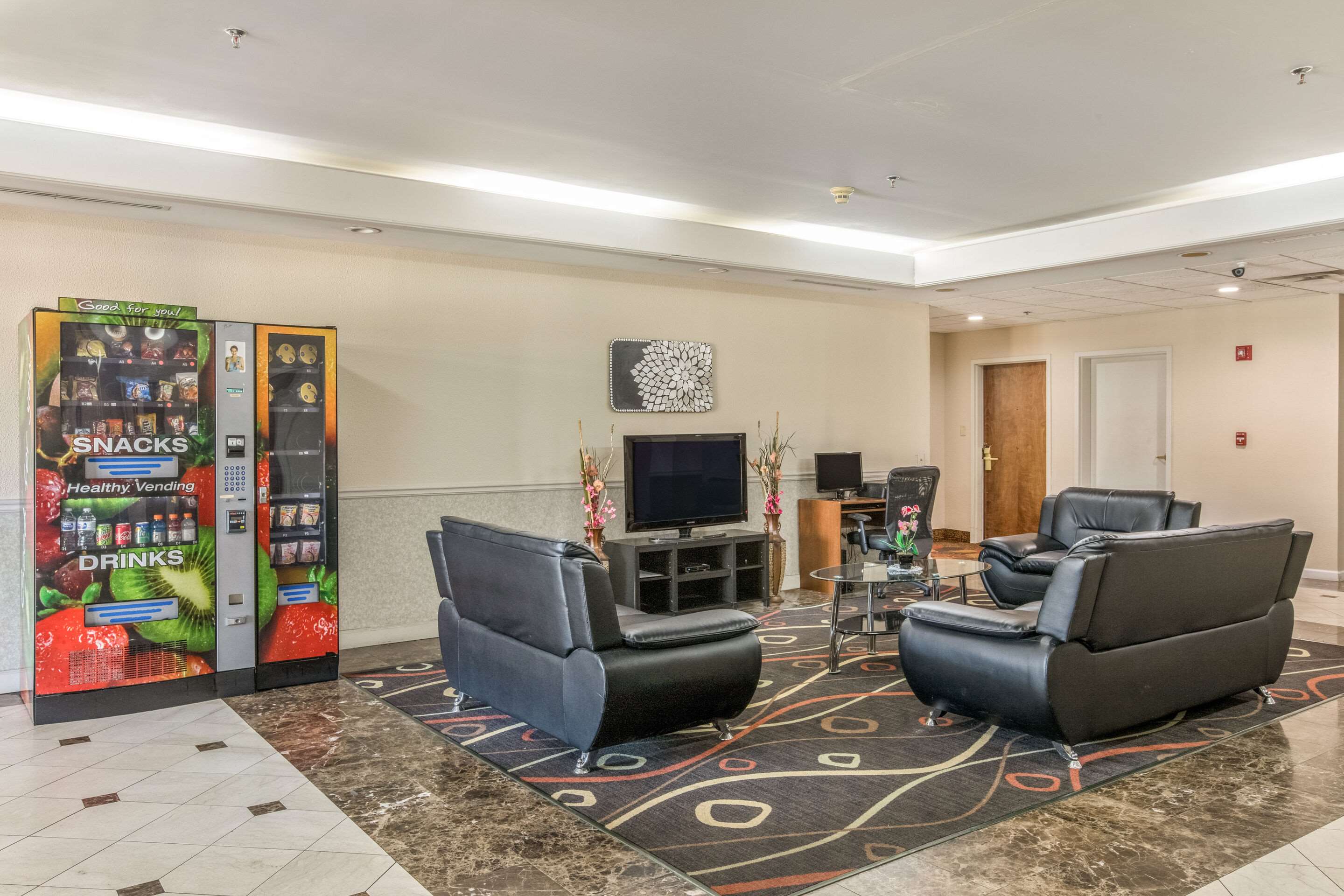 Spacious lobby with sitting area | Econo Lodge Inn & Suites