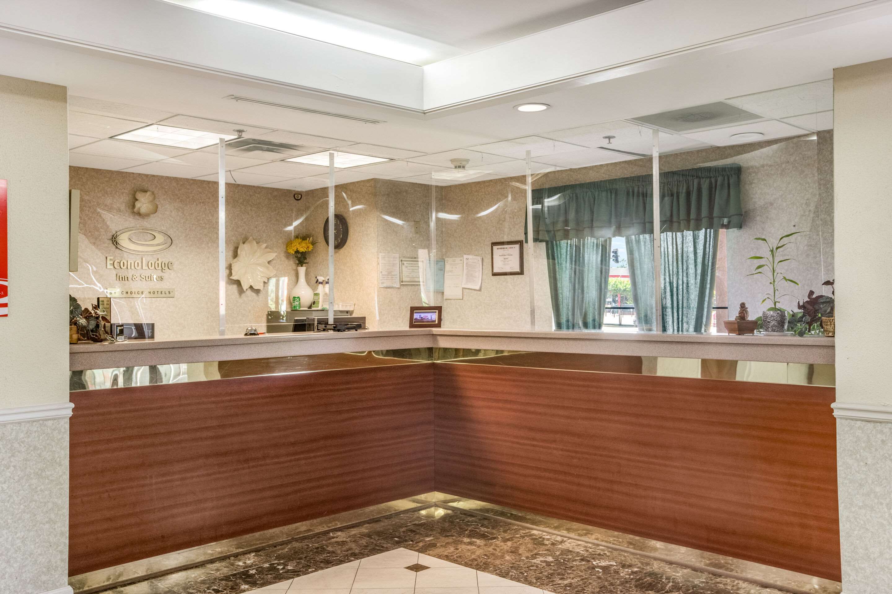 Front desk | Econo Lodge Inn & Suites