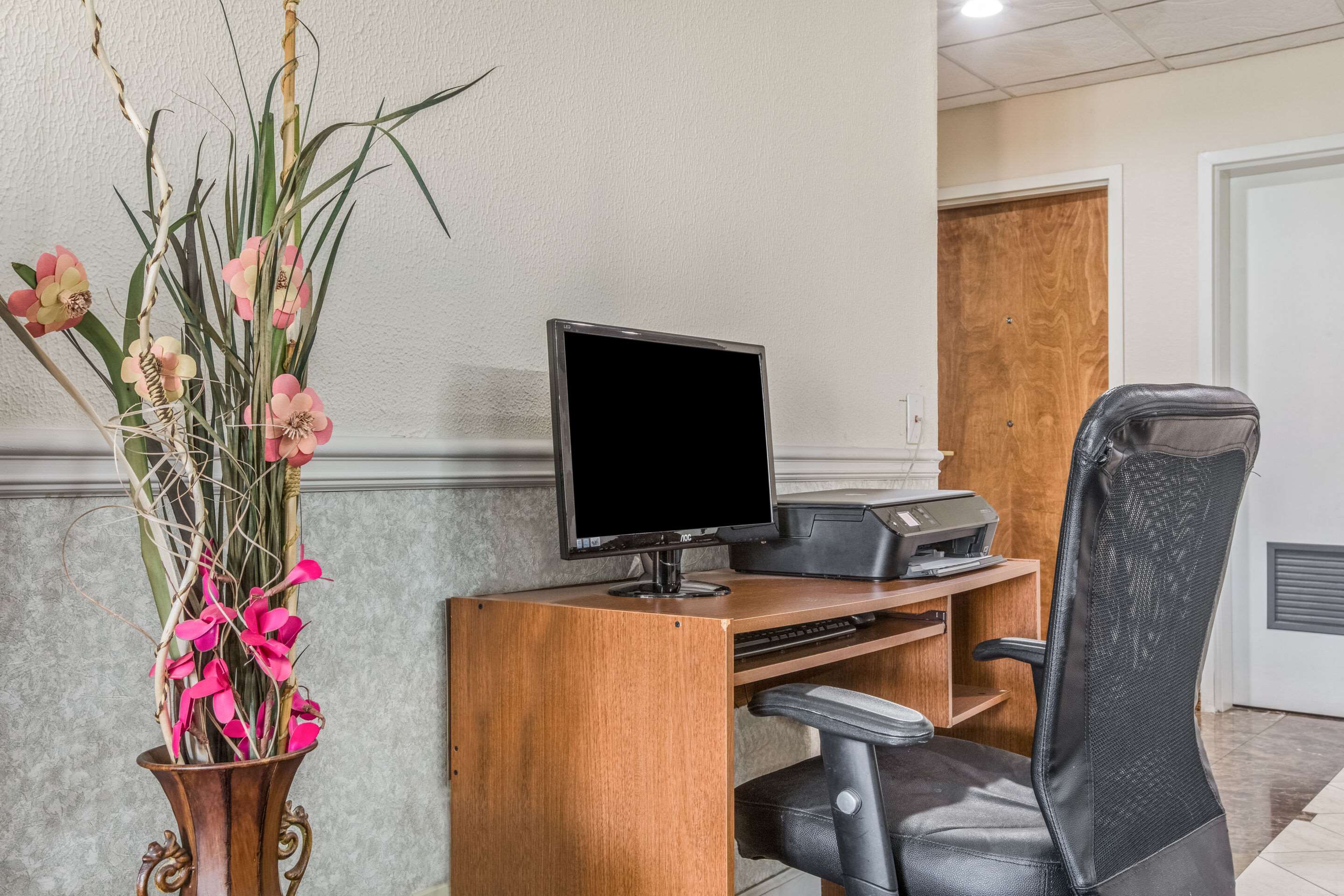 Business center | Econo Lodge Inn & Suites