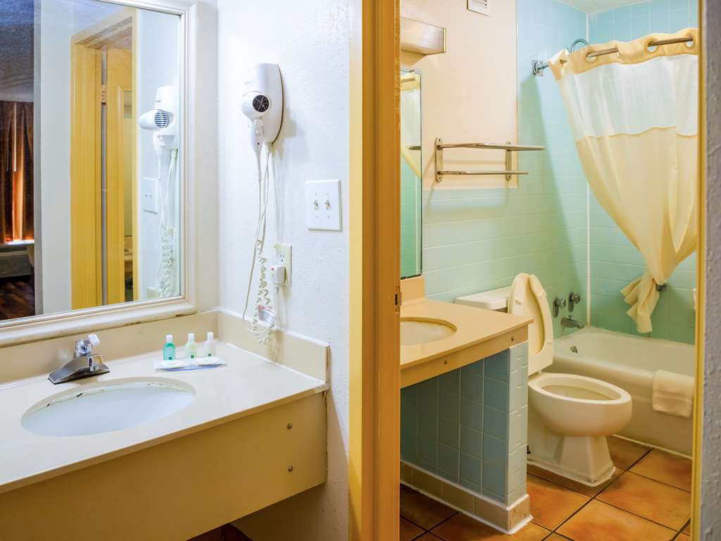 QUALITY INN RICHMOND HILL - SAVANNA-guestroom-Guest Room,Bathroom,On-Site.jpg