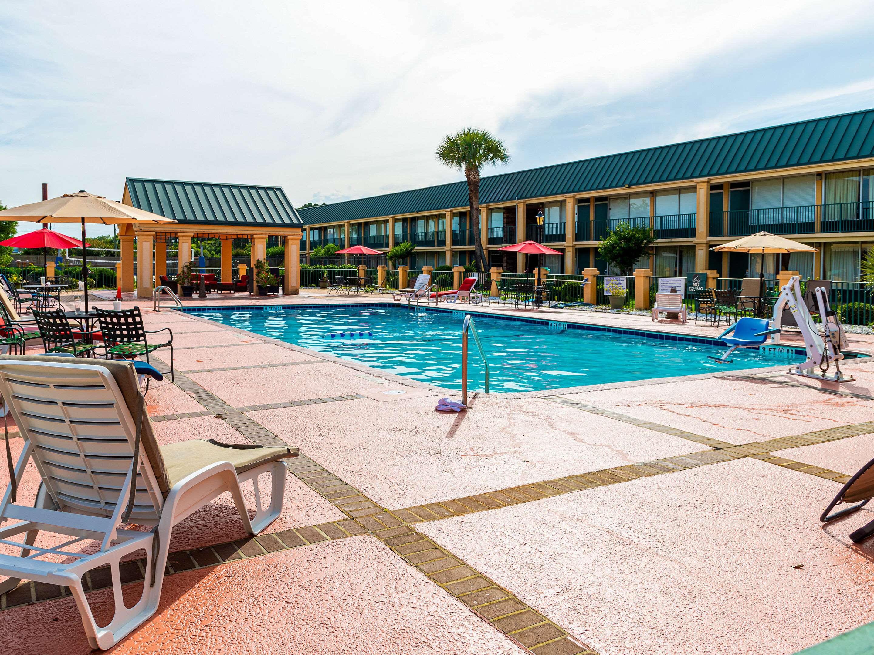 Outdoor pool | Quality Inn Richmond Hill - Savannah I-95