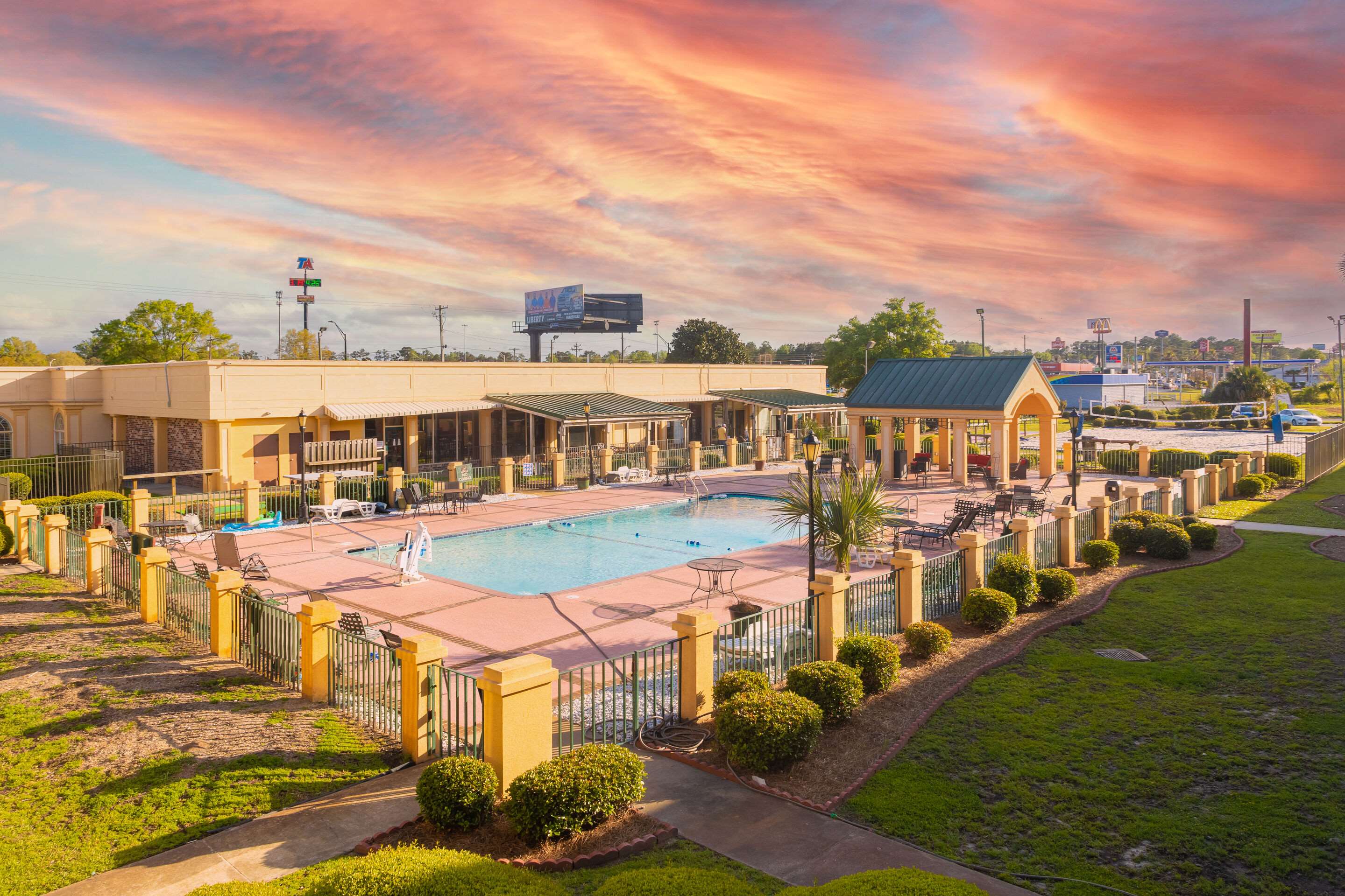 Outdoor pool | Quality Inn Richmond Hill - Savannah I-95