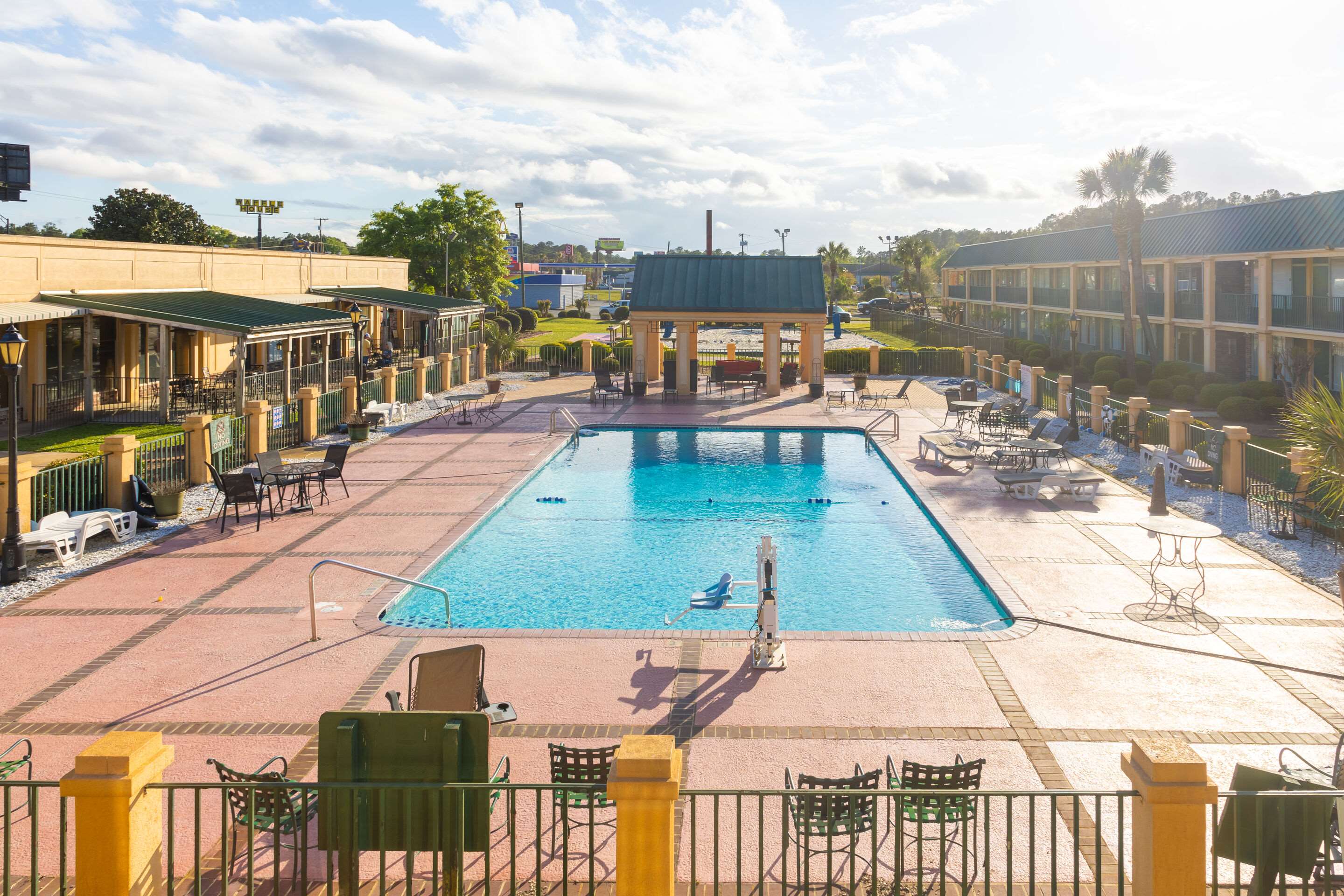 Outdoor pool | Quality Inn Richmond Hill - Savannah I-95