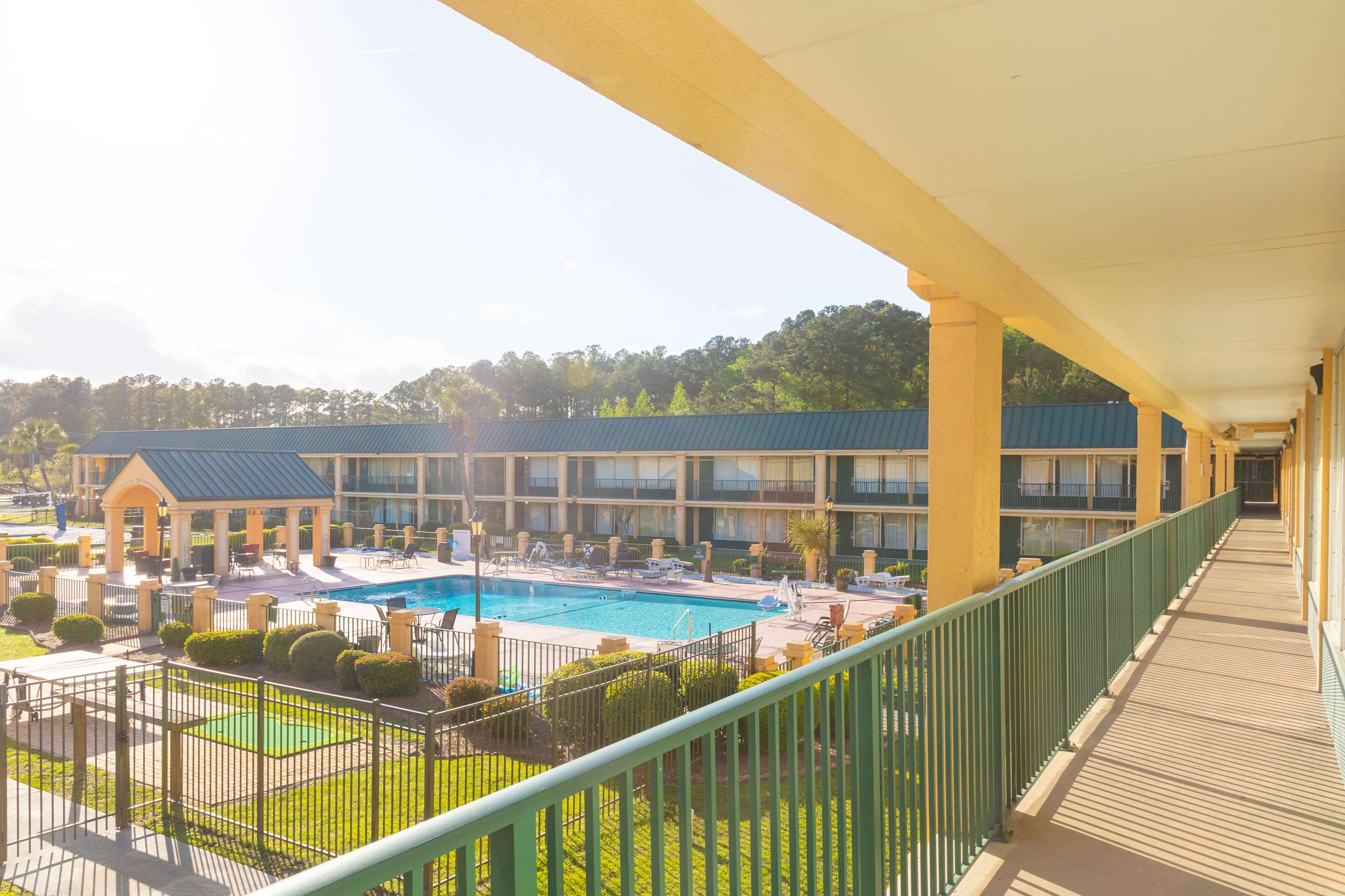 Outdoor pool | Quality Inn Richmond Hill - Savannah I-95