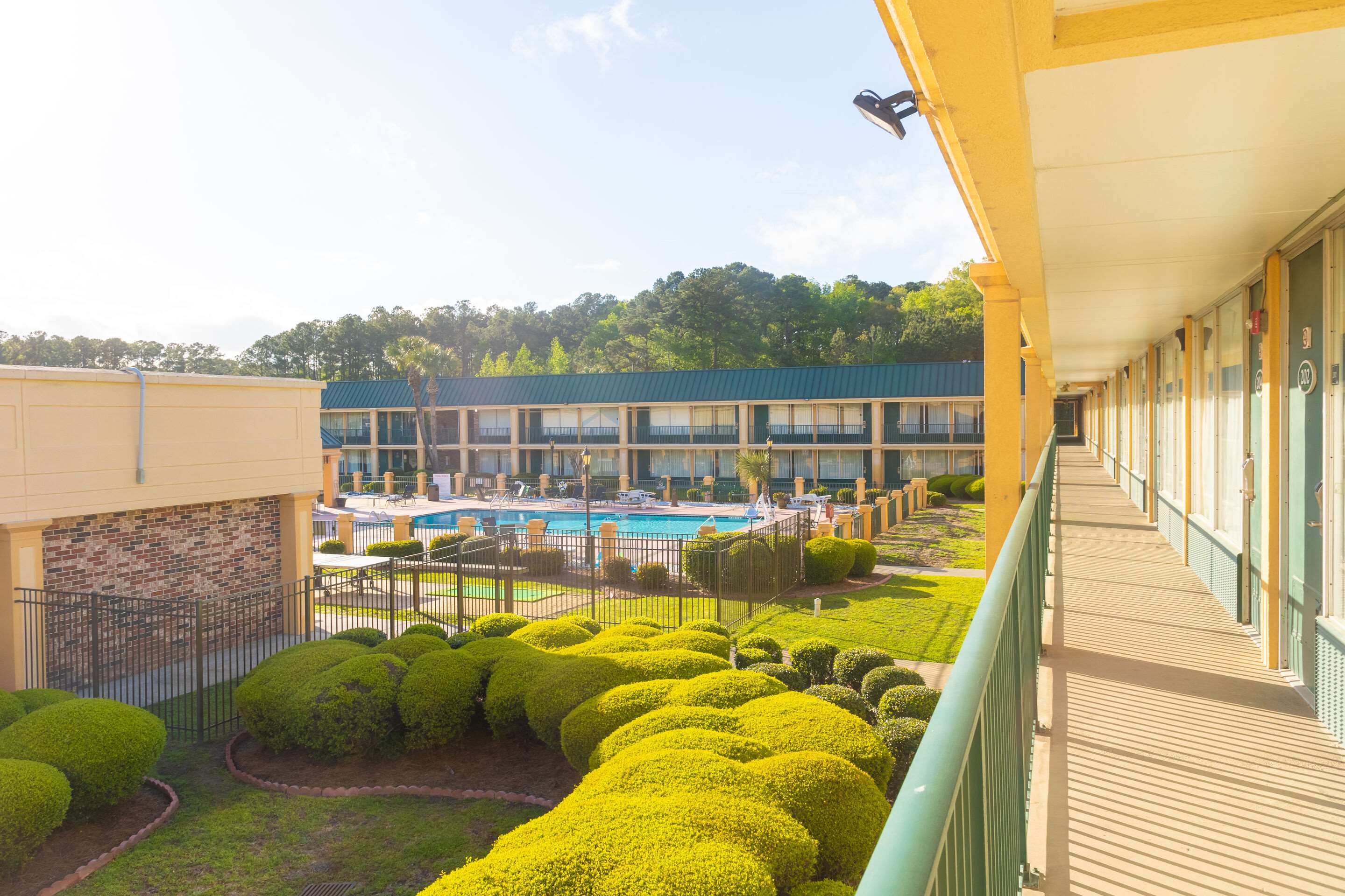 Outdoor pool | Quality Inn Richmond Hill - Savannah I-95