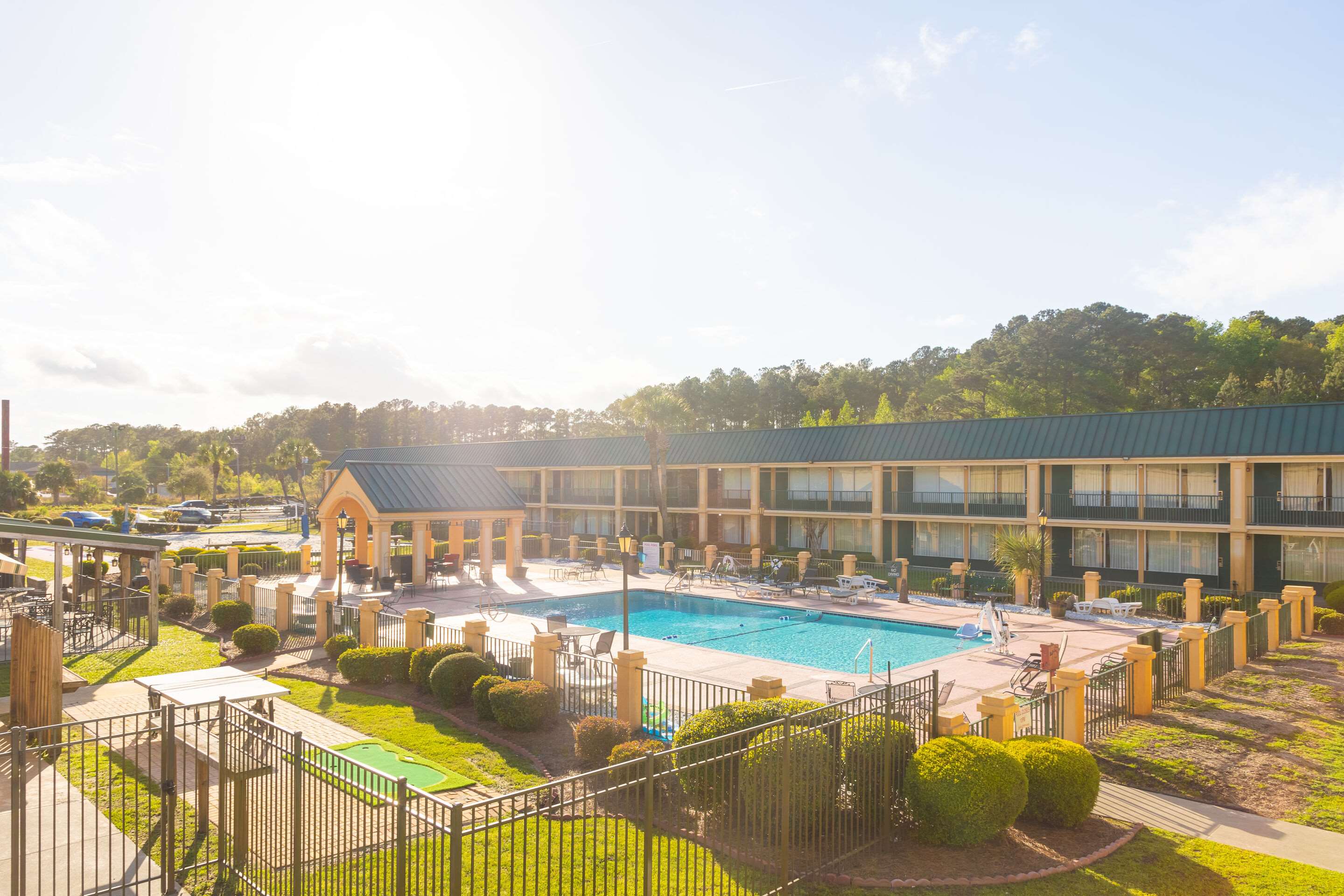 Outdoor pool | Quality Inn Richmond Hill - Savannah I-95