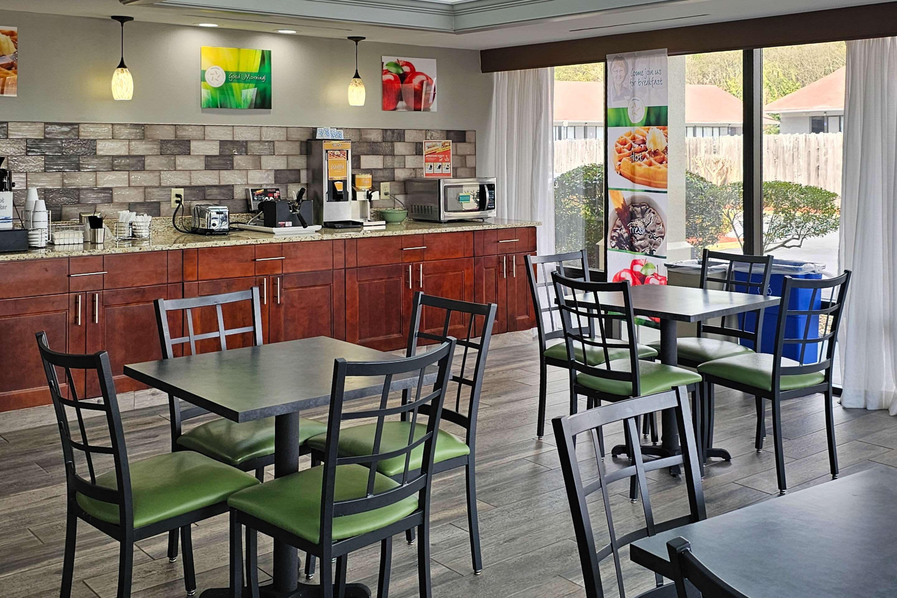 Enjoy breakfast in this seating area | Quality Inn near Six Flags