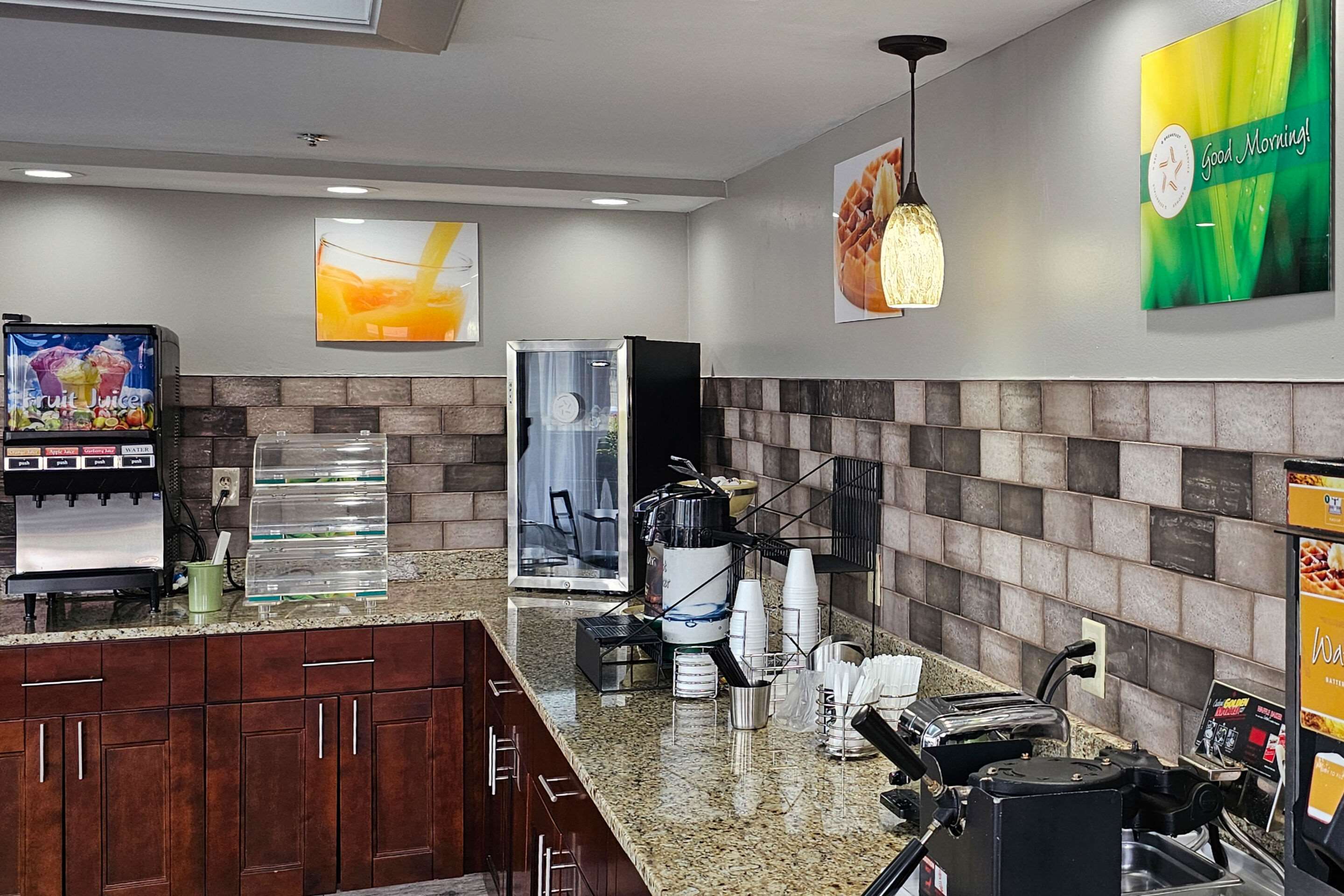 Enjoy breakfast in this seating area | Quality Inn near Six Flags