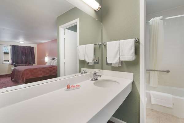  - Econo Lodge Thomaston