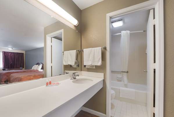  - Econo Lodge Thomaston