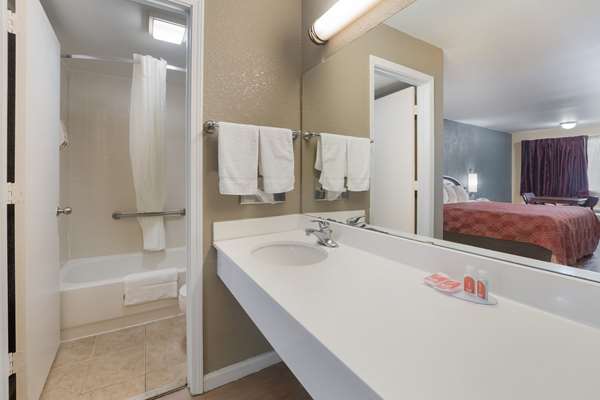  - Econo Lodge Thomaston