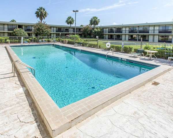Pool - Quality Inn & Suites Waycross