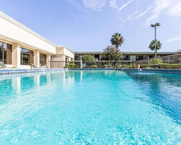 Pool - Quality Inn & Suites Waycross