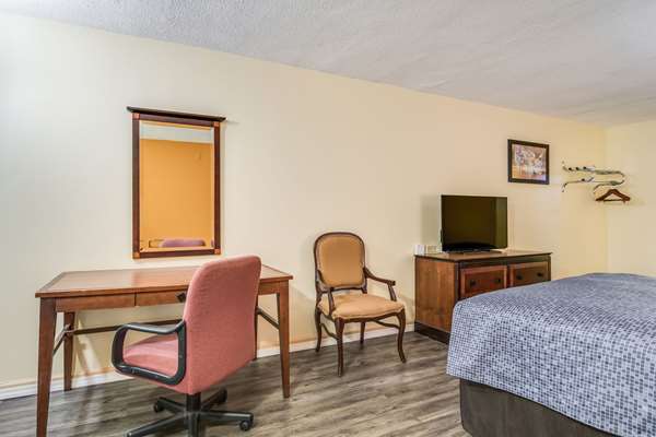  - Econo Lodge at Six Flags Austell - I-20, Exit 46