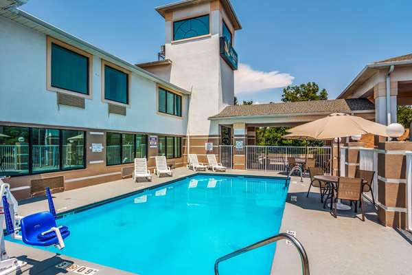 Pool - Quality Inn Sandersville
