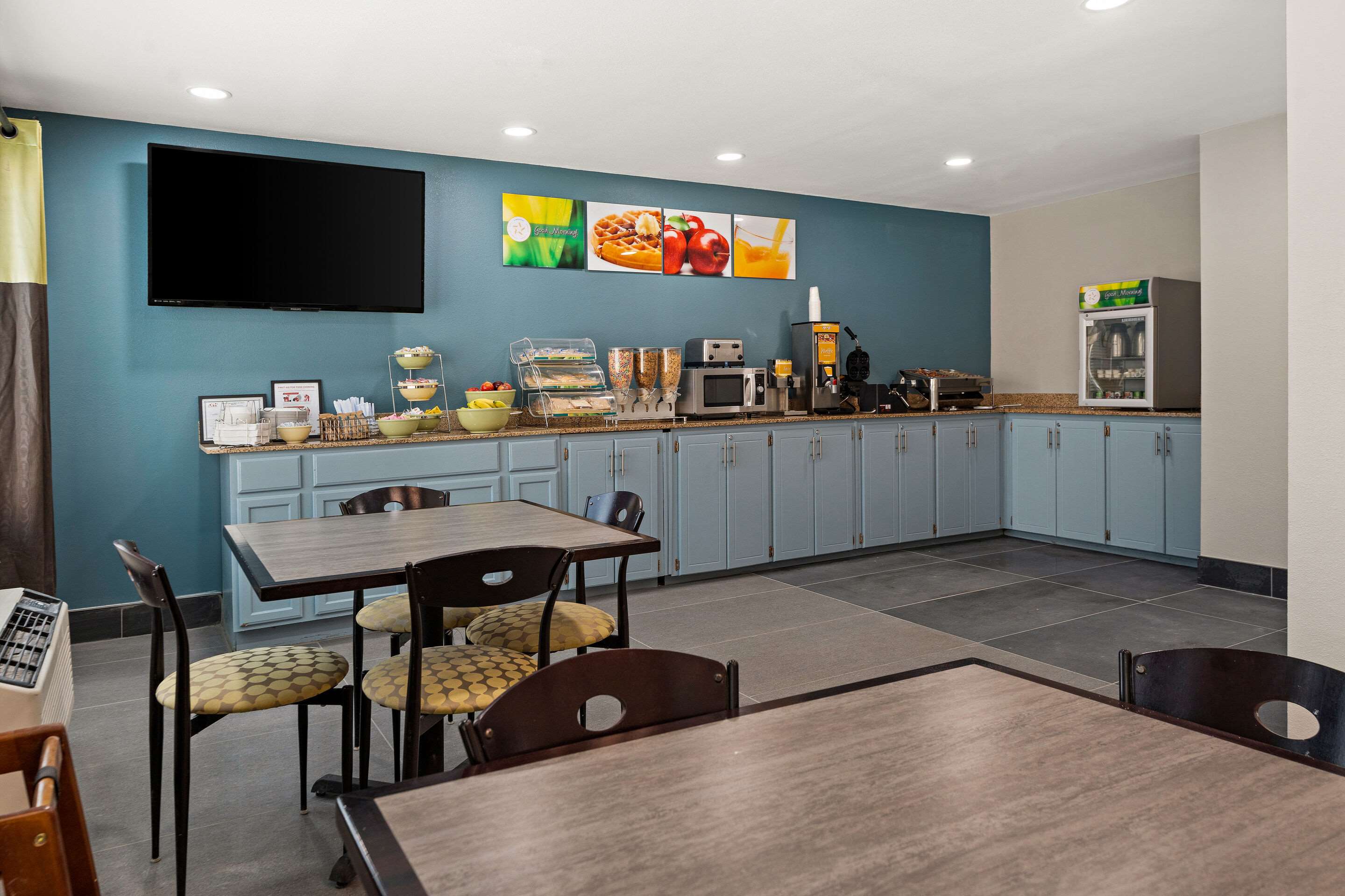 Breakfast area | Quality Inn