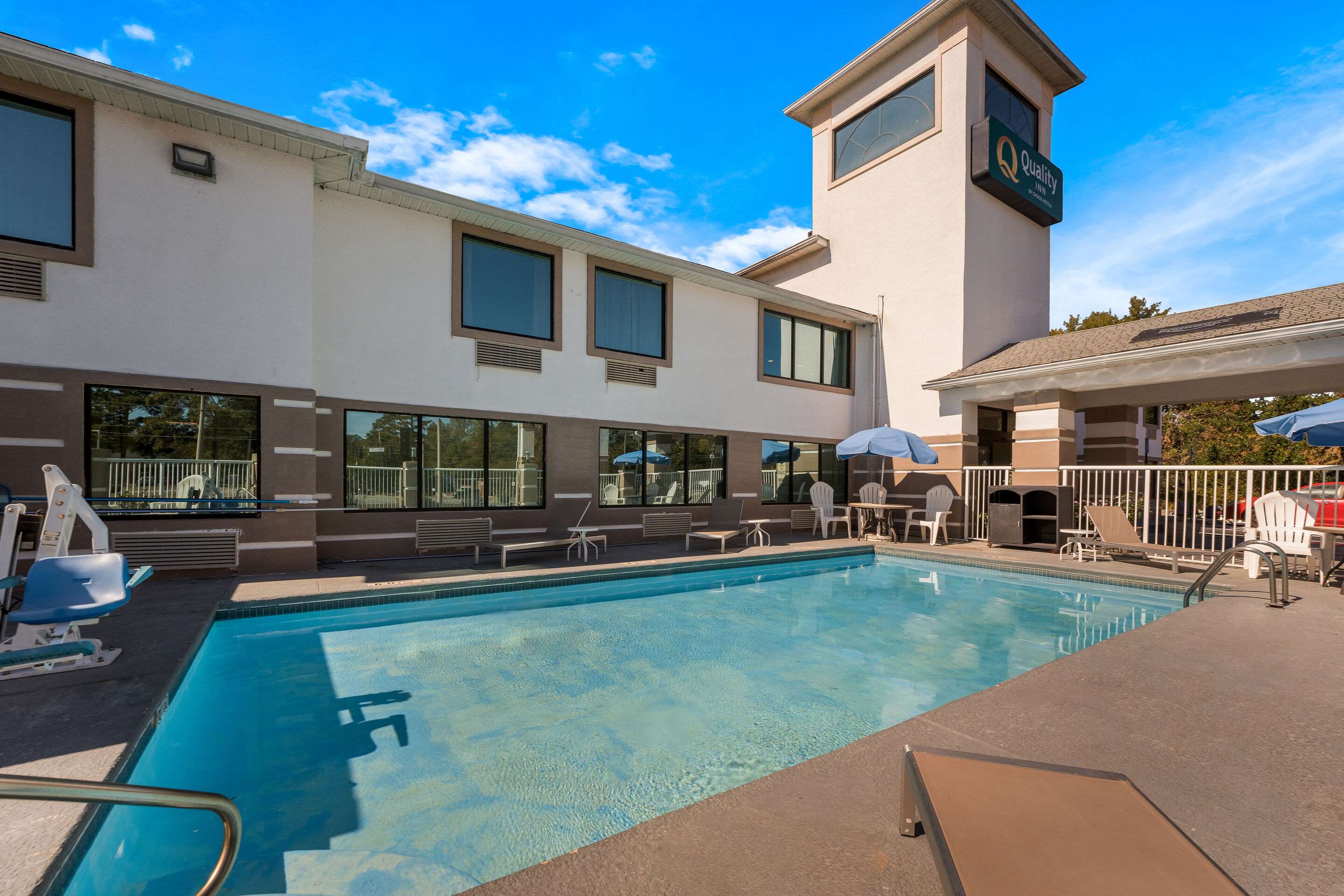 Outdoor pool | Quality Inn