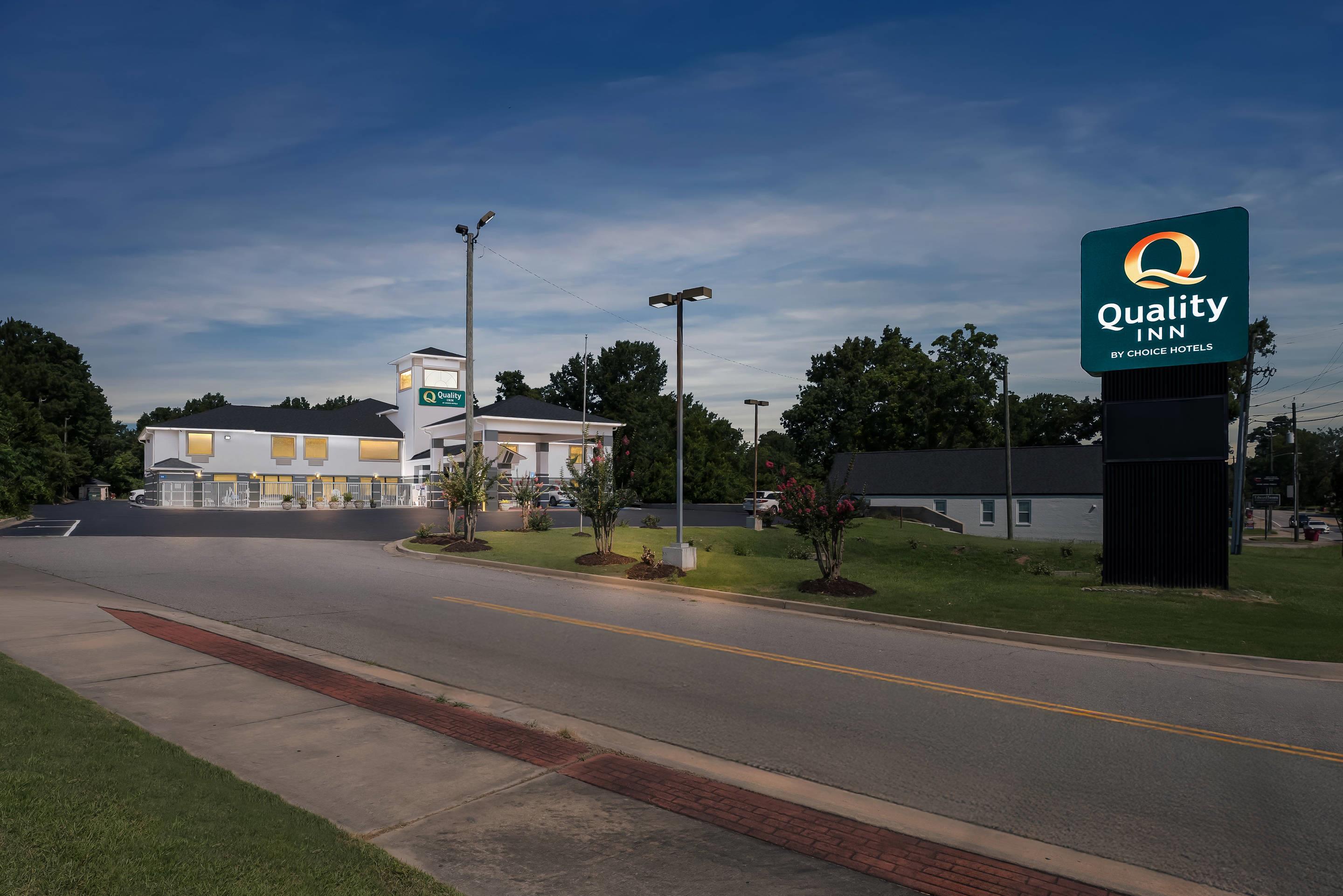 Hotel at night | Quality Inn
