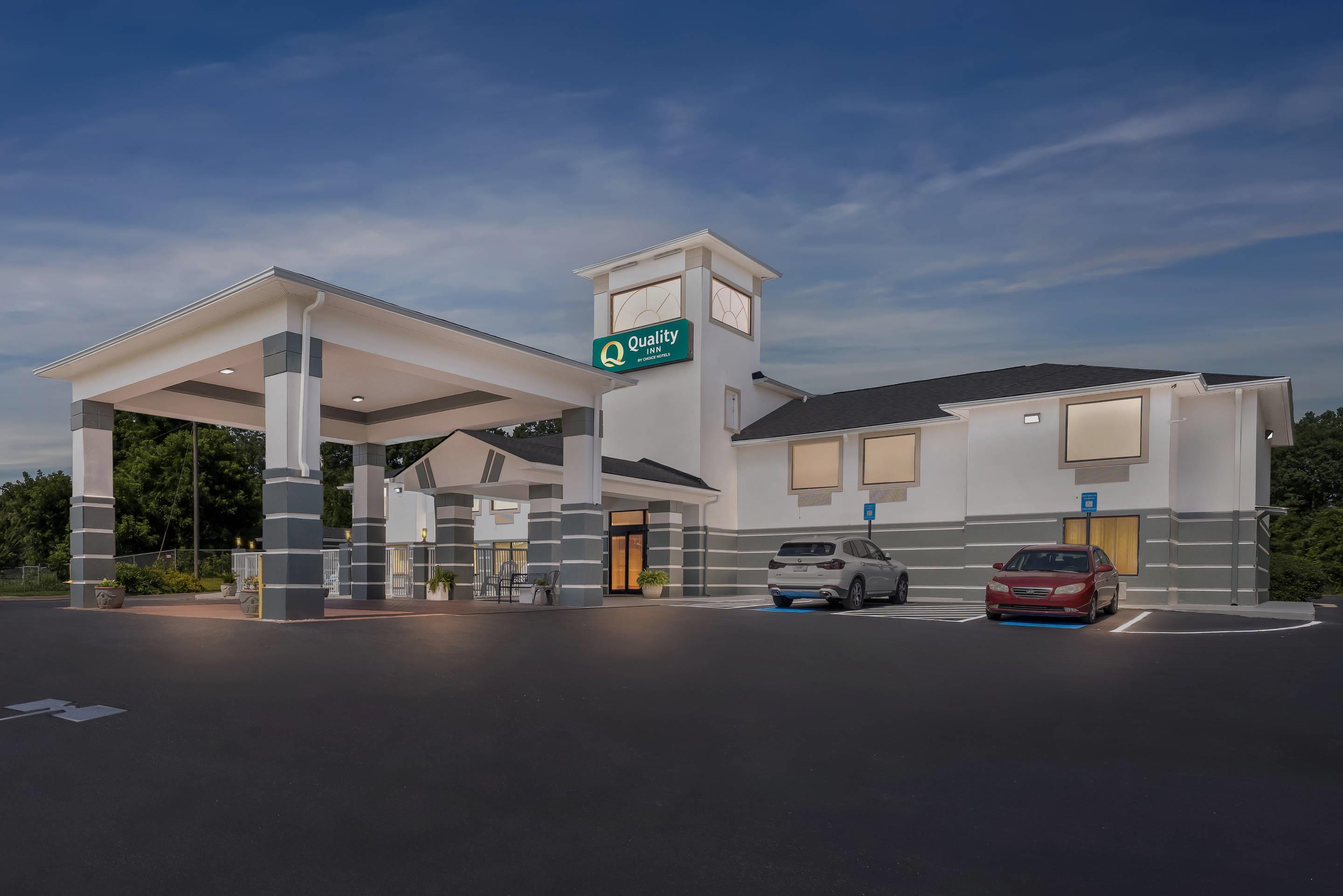 Hotel at night | Quality Inn
