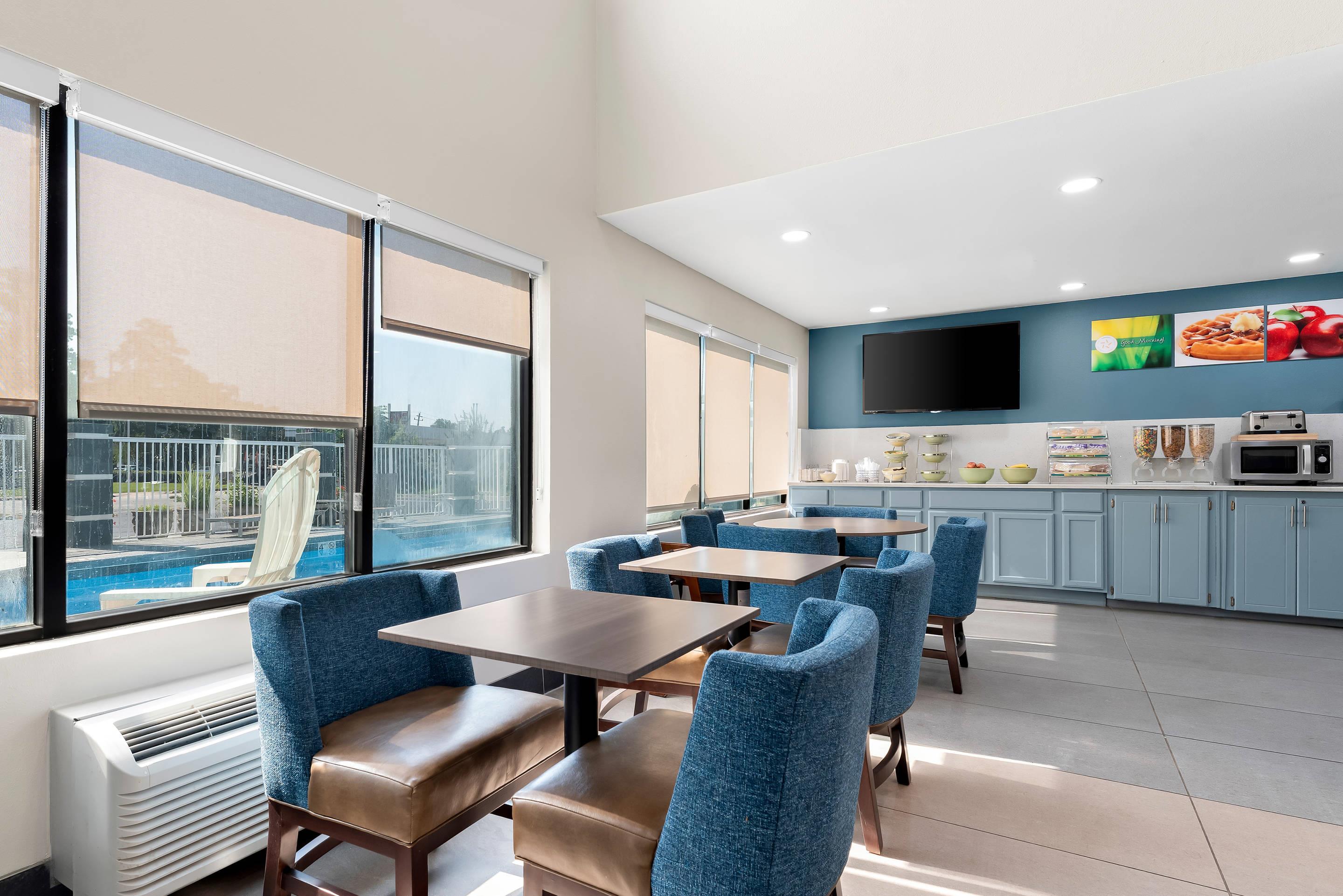 Enjoy breakfast in this seating area | Quality Inn