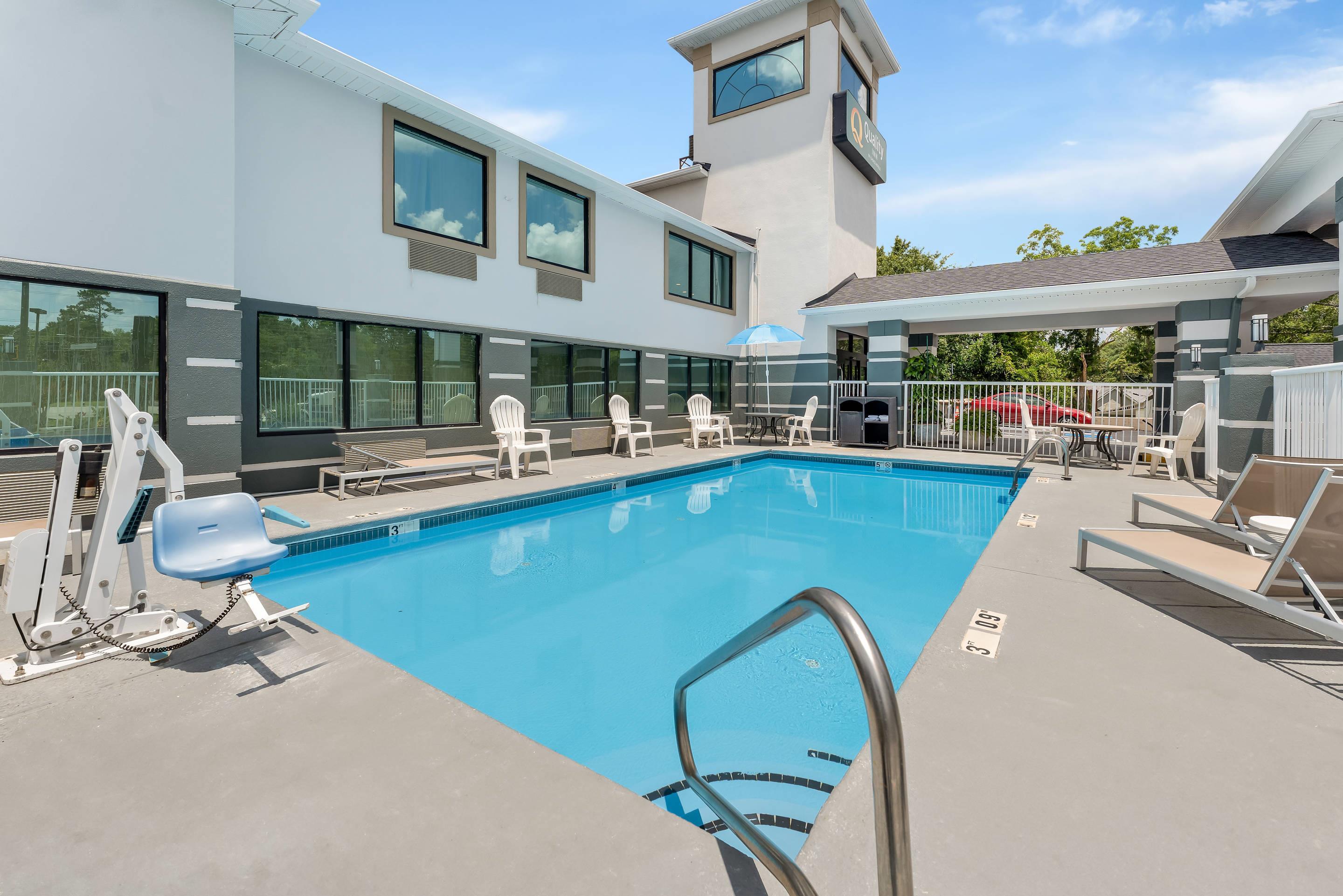 Outdoor pool | Quality Inn