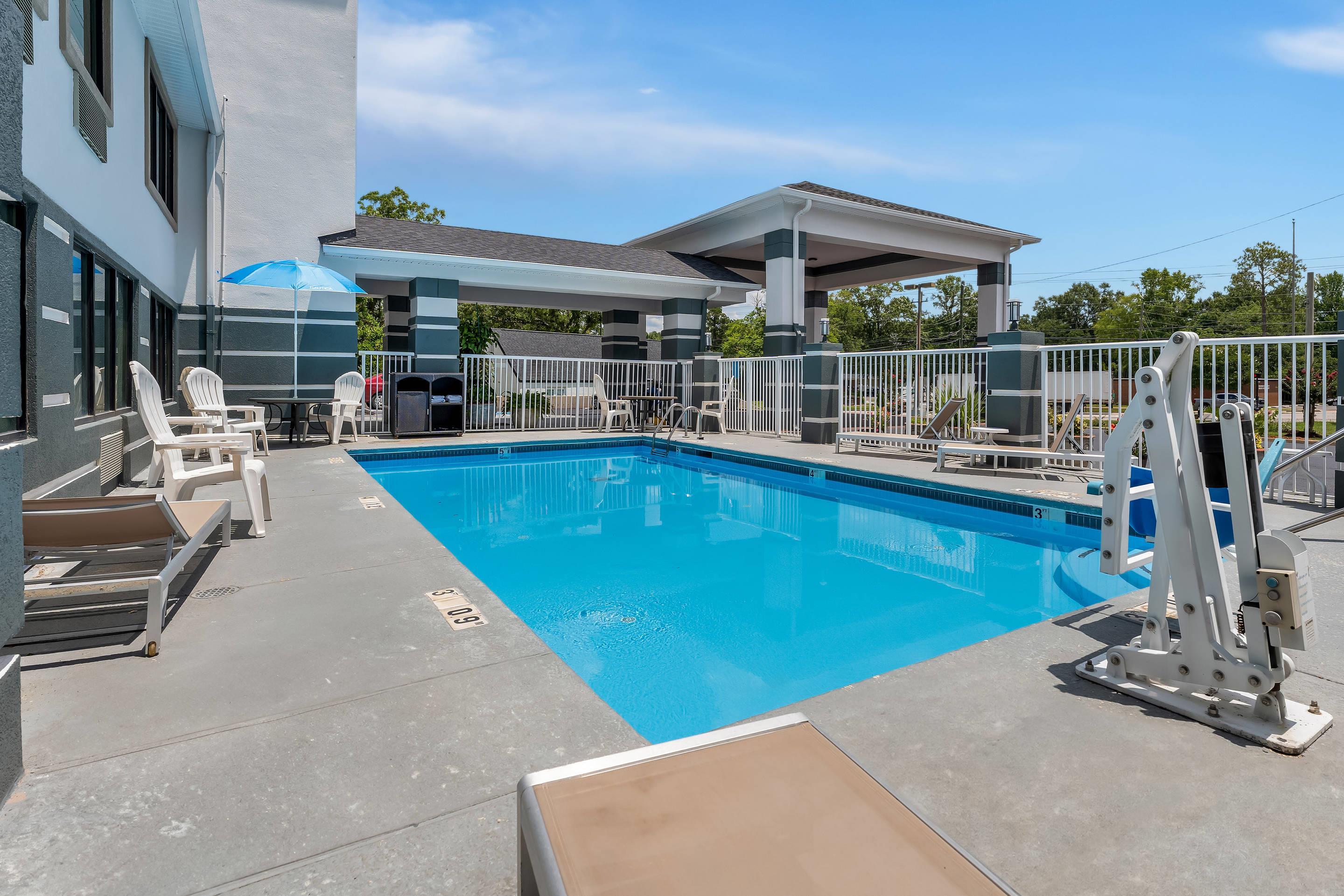 Outdoor pool | Quality Inn