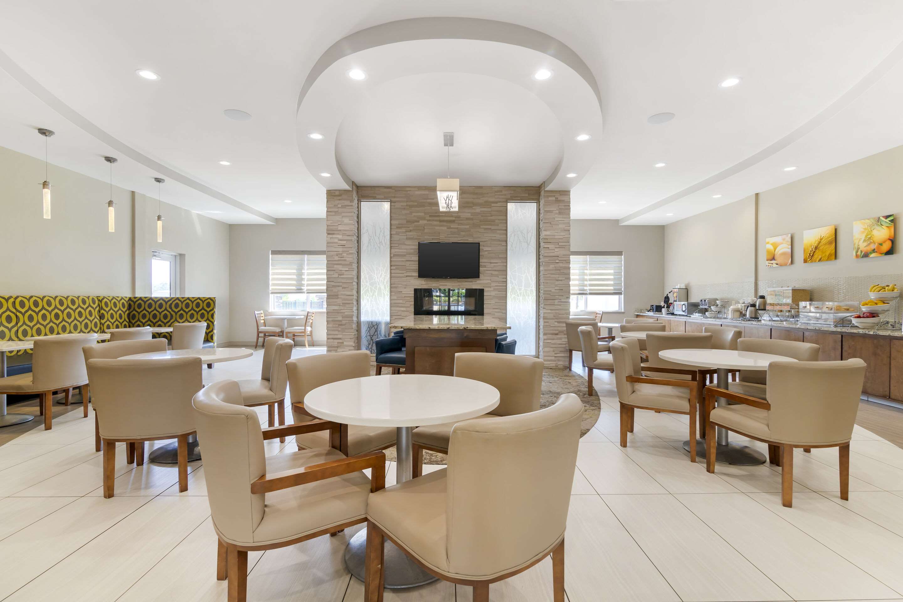 Breakfast area | Comfort Inn & Suites Valdosta