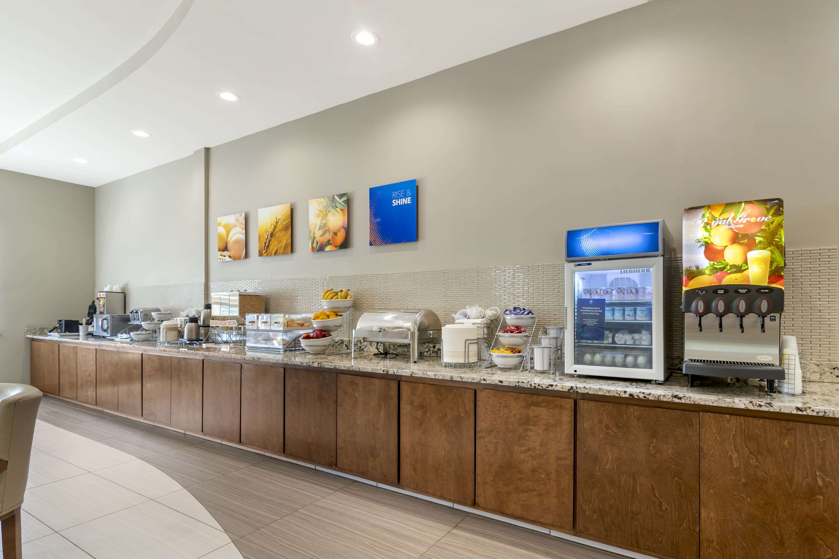 Breakfast area | Comfort Inn & Suites Valdosta