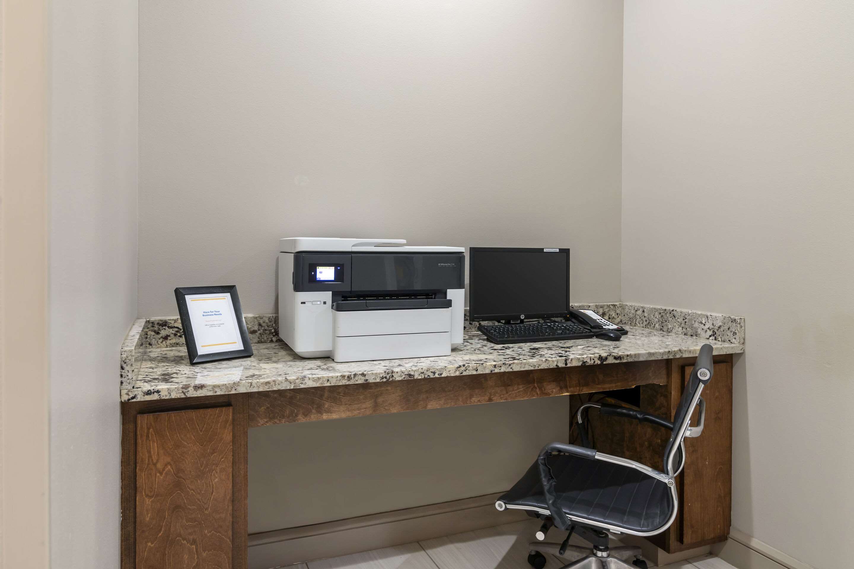 Computer in the lobby | Comfort Inn & Suites Valdosta