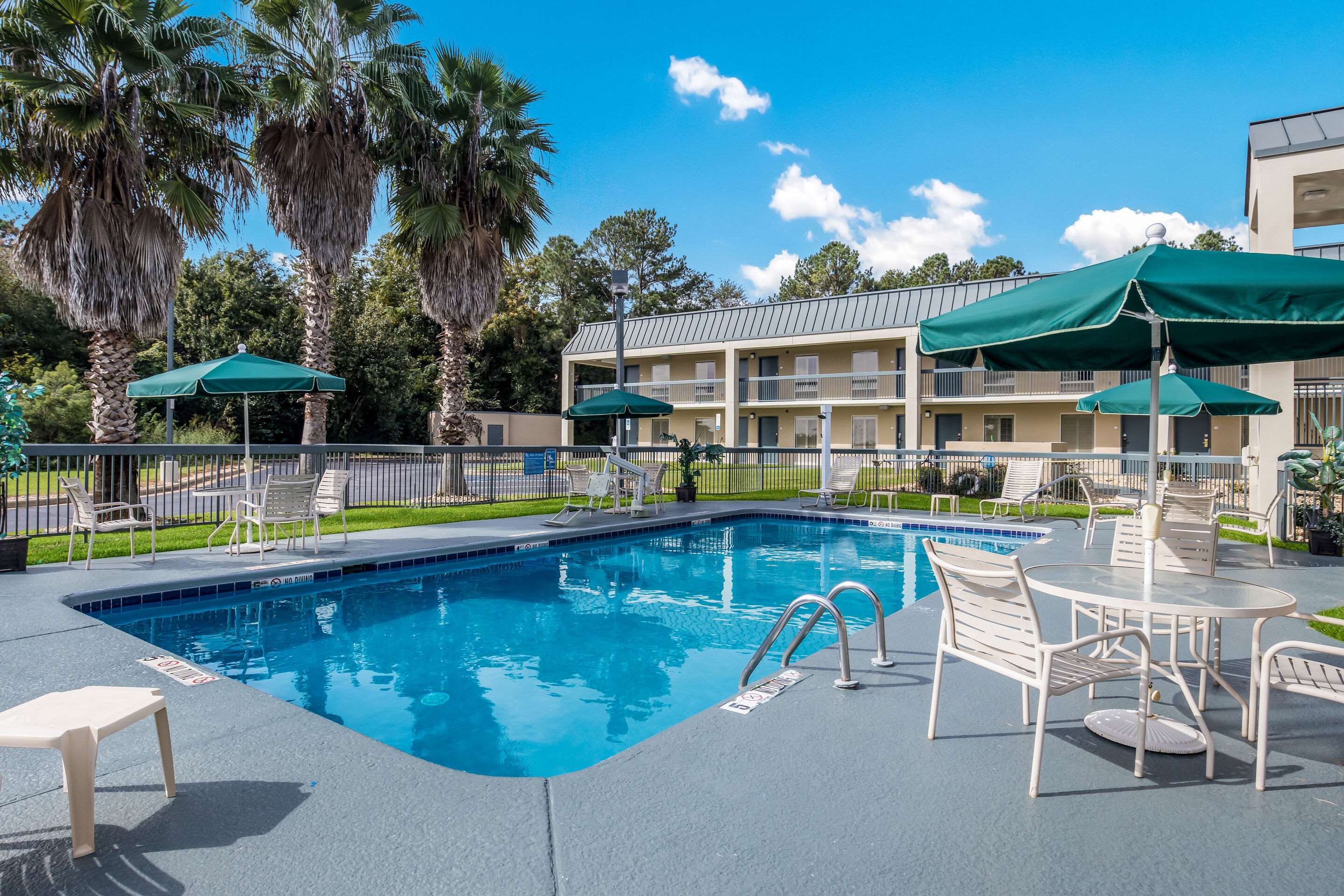 Outdoor pool | Quality Inn at Albany Mall
