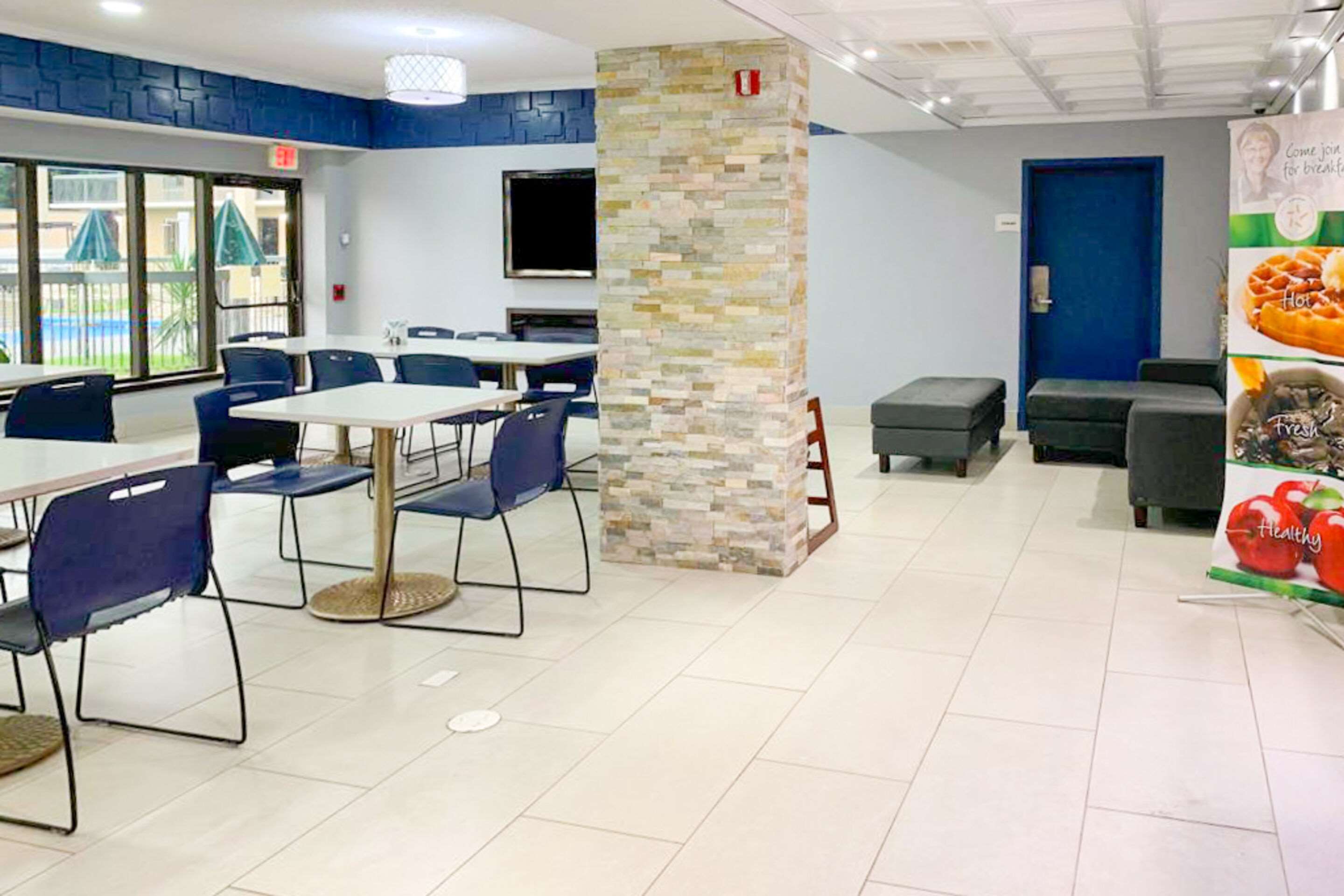 Enjoy breakfast in this seating area | Quality Inn at Albany Mall
