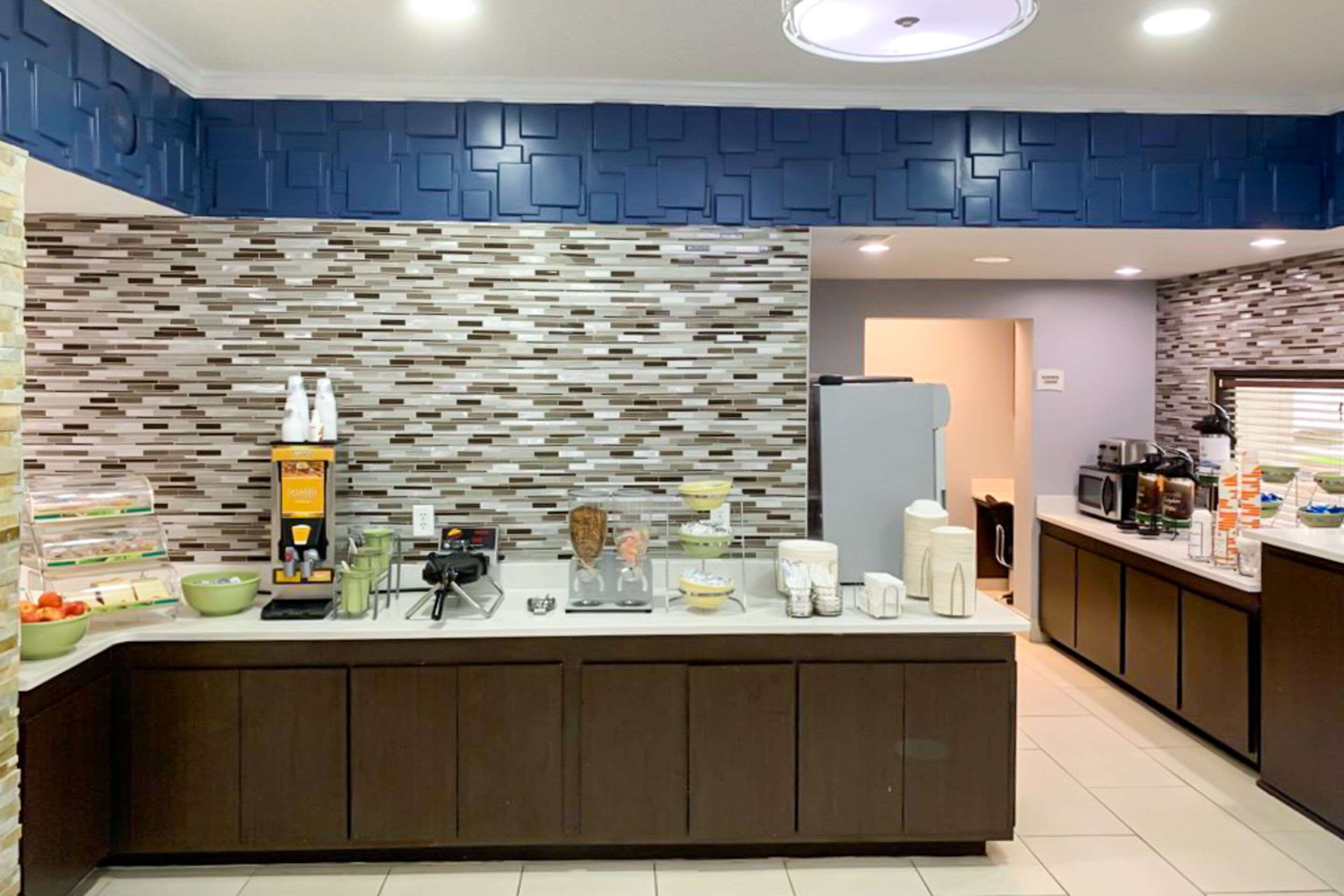 Enjoy breakfast in this seating area | Quality Inn at Albany Mall
