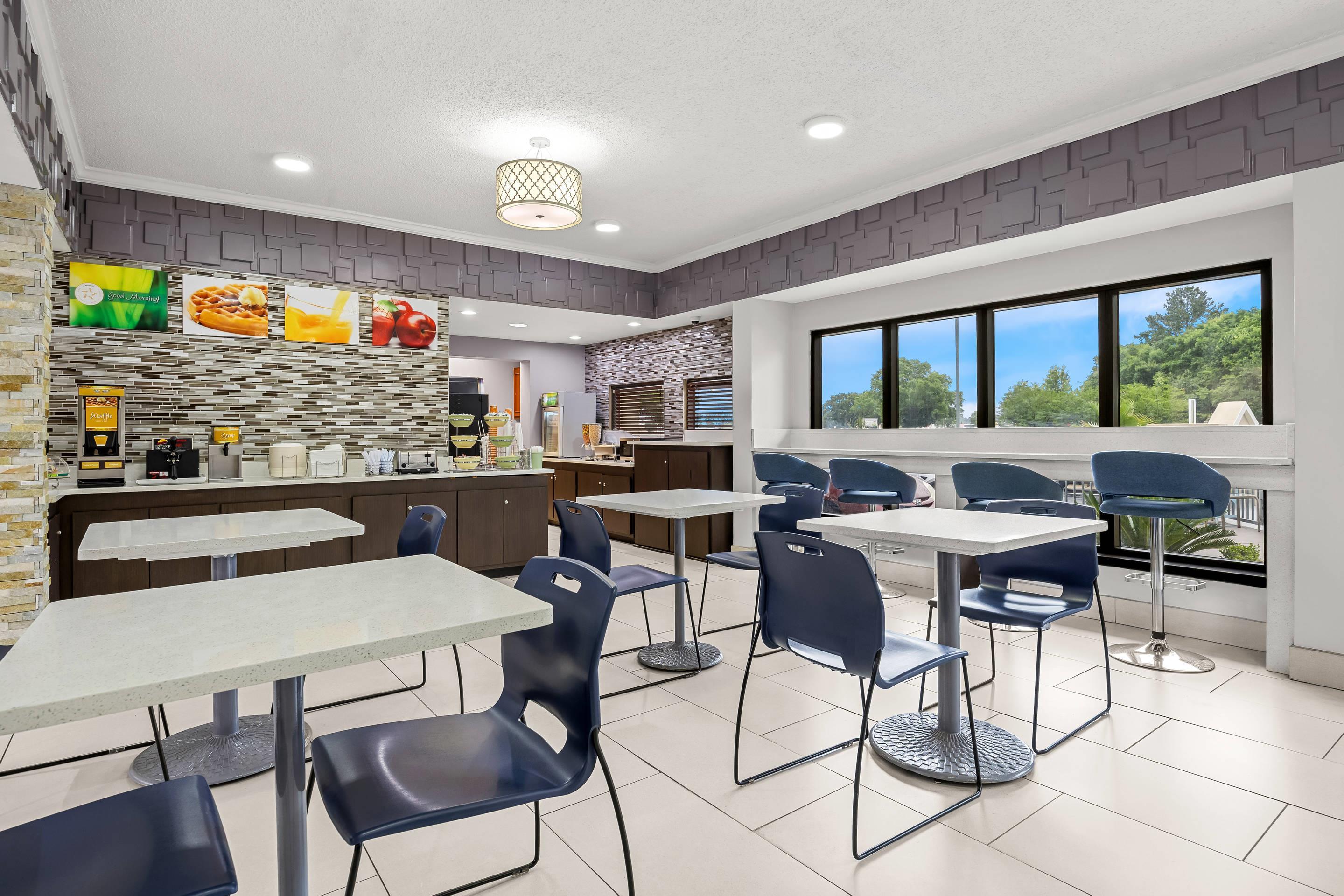 Breakfast area | Quality Inn at Albany Mall