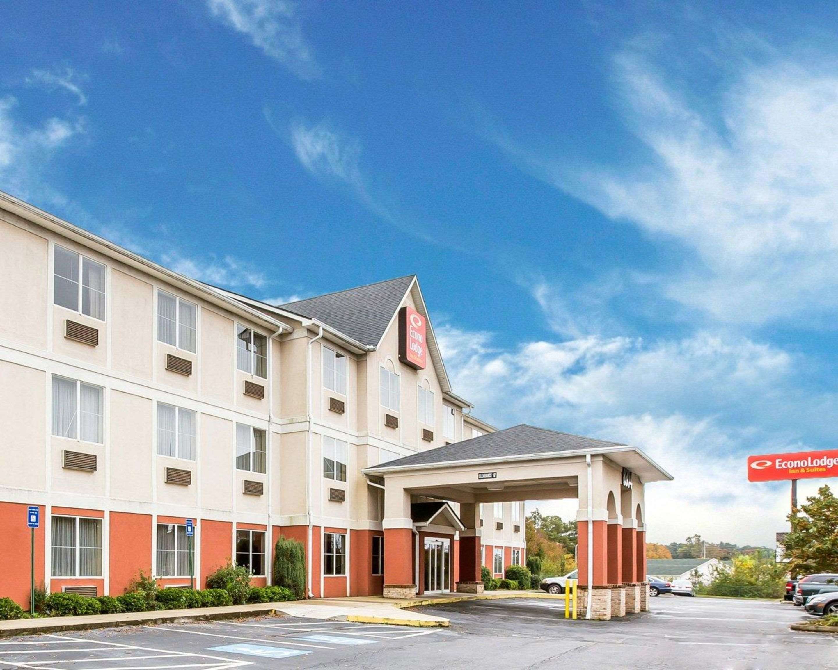 Hotel exterior | Econo Lodge Inn & Suites
