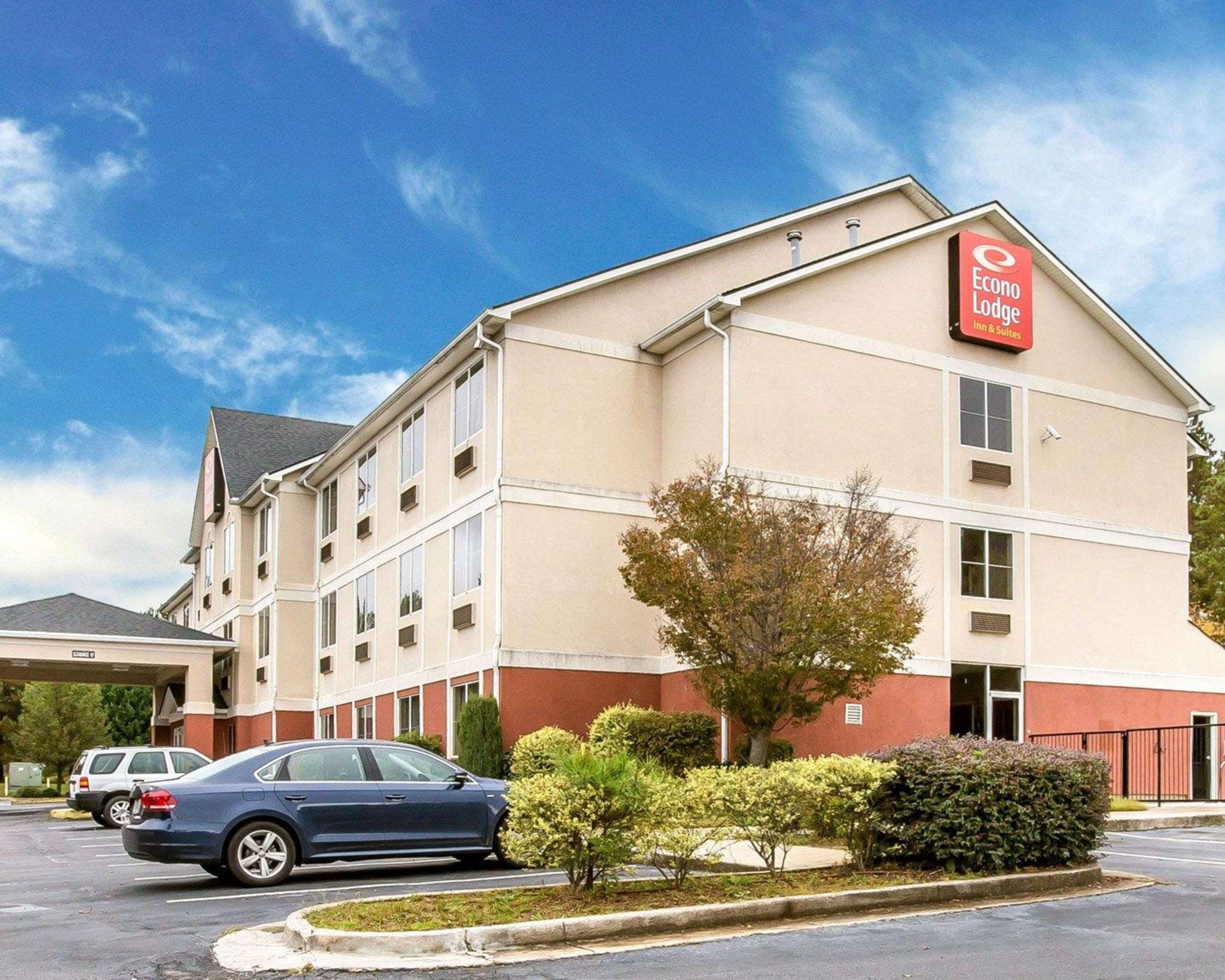 Hotel exterior | Econo Lodge Inn & Suites
