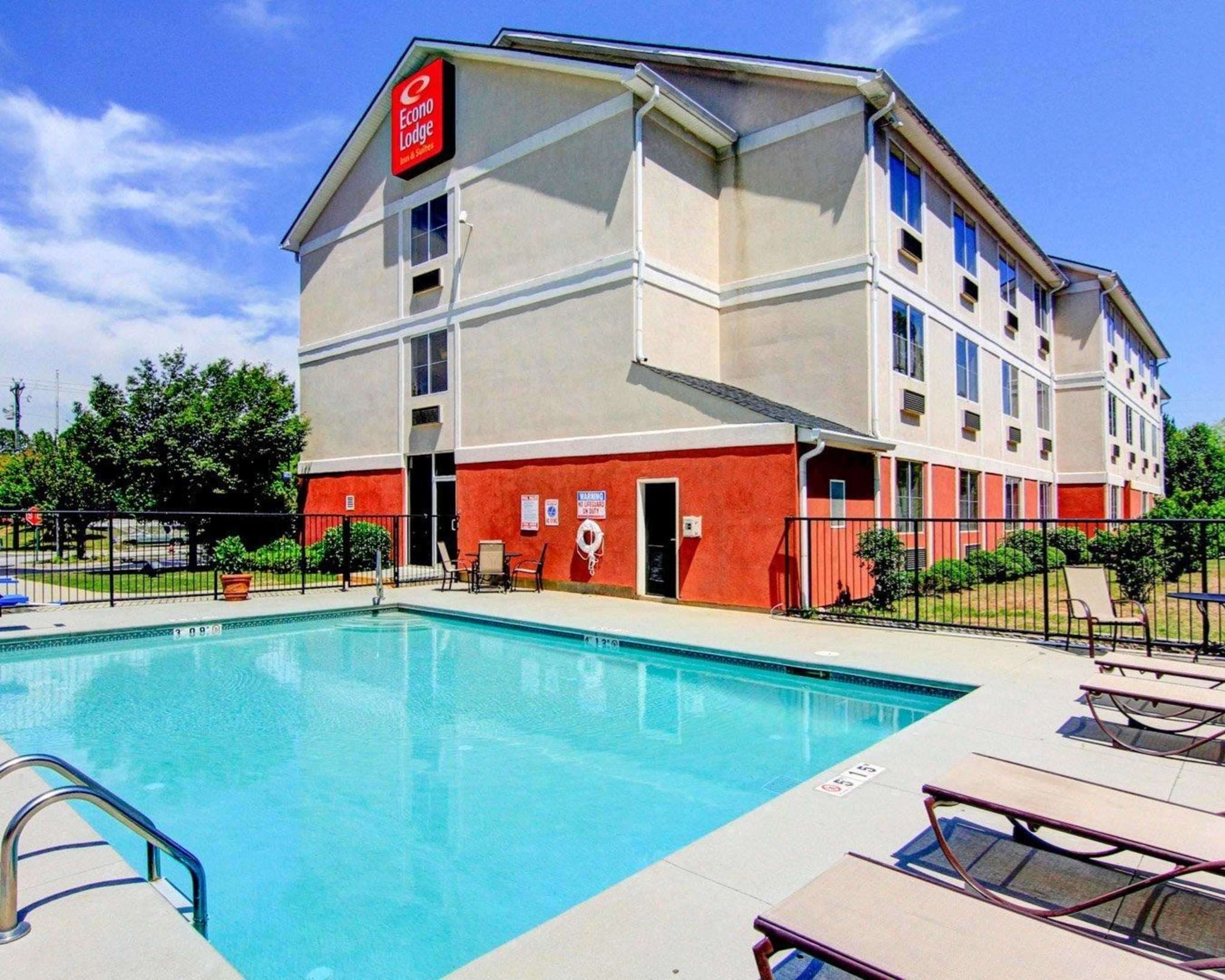 Outdoor pool | Econo Lodge Inn & Suites