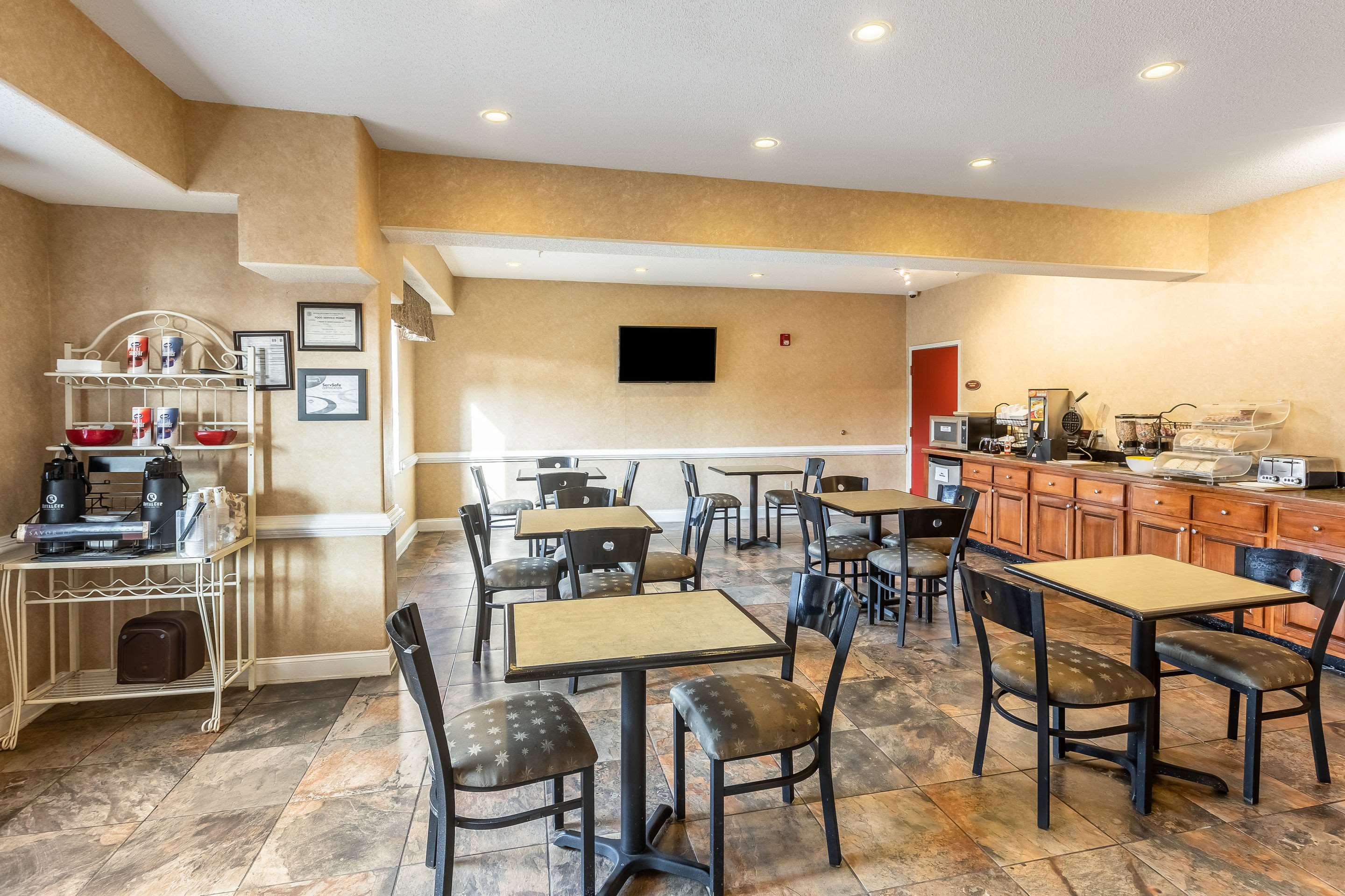 Breakfast area | Econo Lodge Inn & Suites