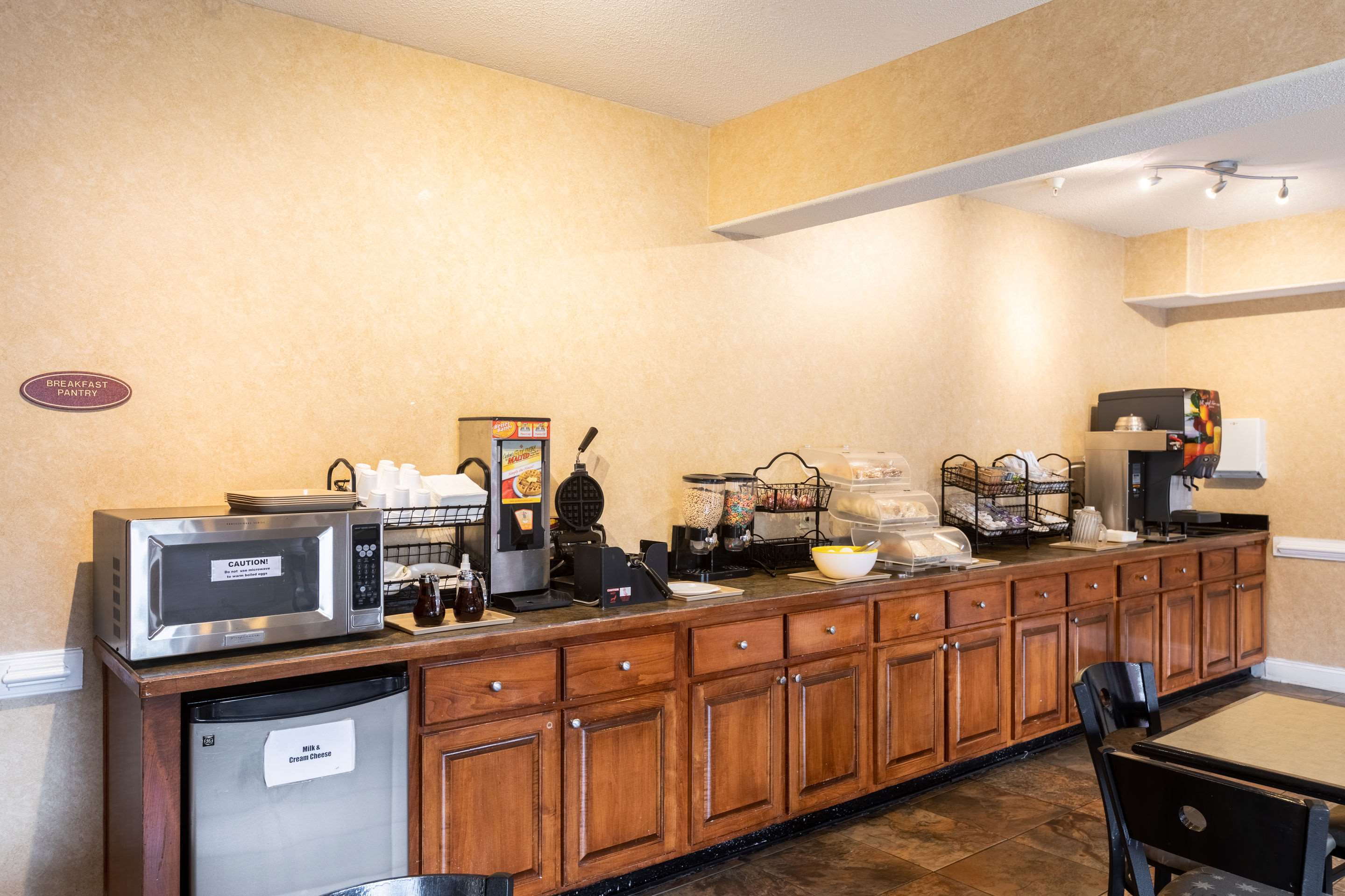 Breakfast area | Econo Lodge Inn & Suites