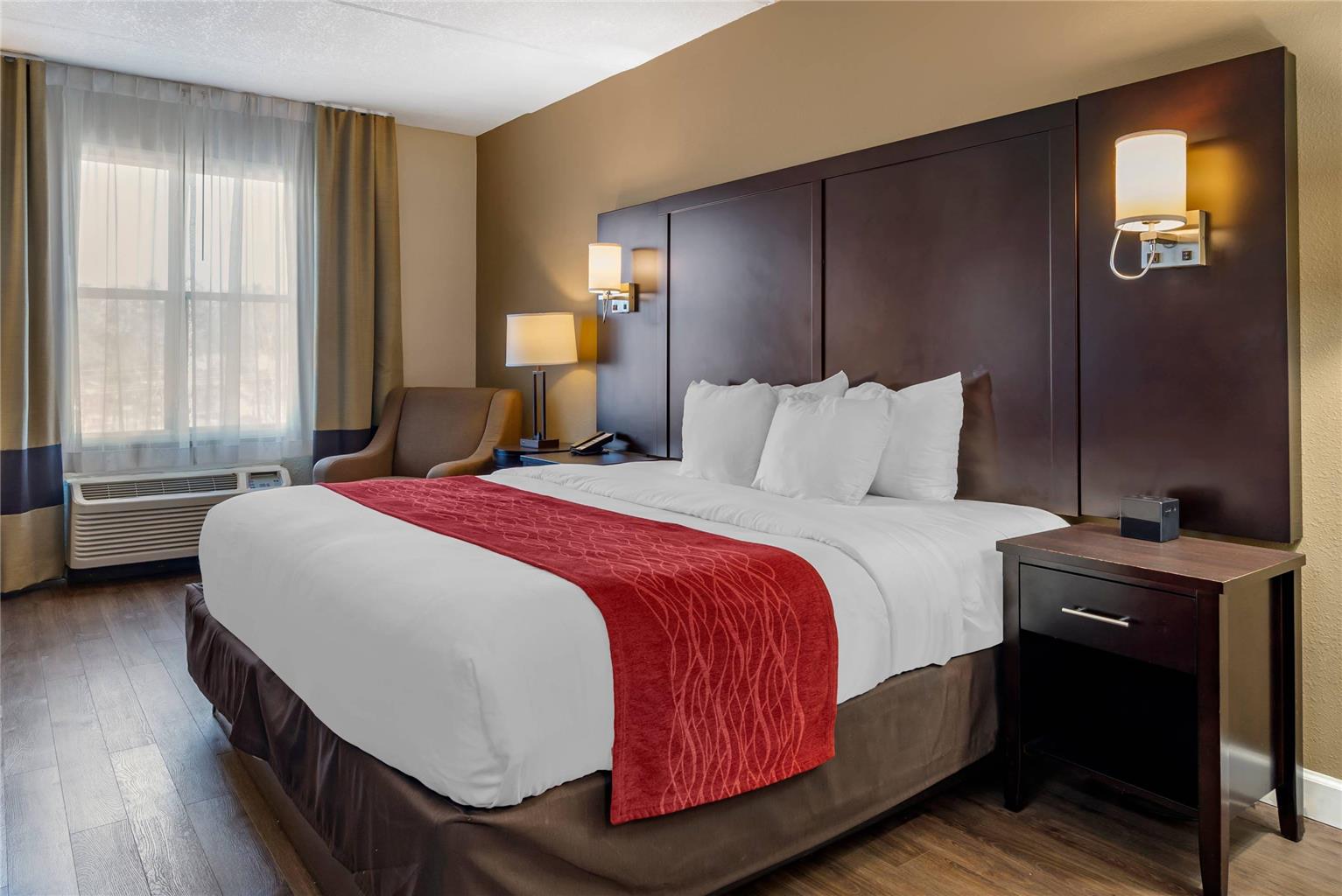 COMFORT INN AND SUITES LITHIA SPRIN-guestroom-Guest Room,On-Site.jpg