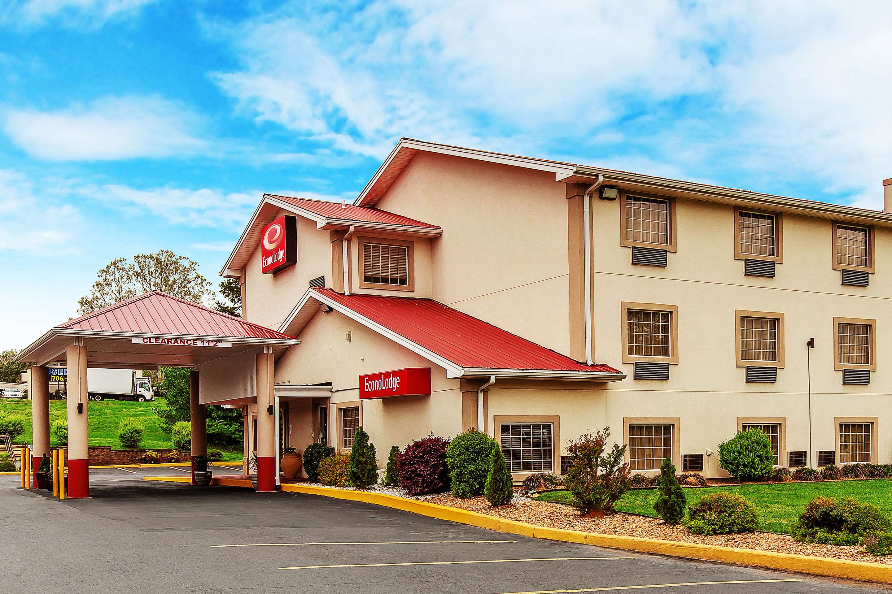 Hotel exterior | Econo Lodge