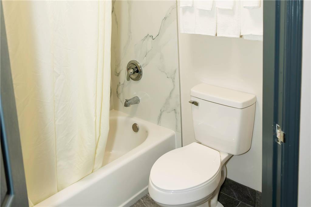 QUALITY INN ROME SOUTH-guestroom-Guest Room,Bathroom,On-Site.jpg