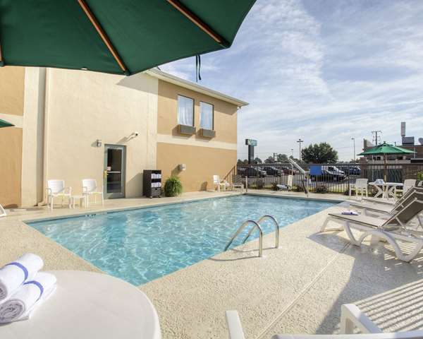 Pool - Quality Inn Fitzgerald