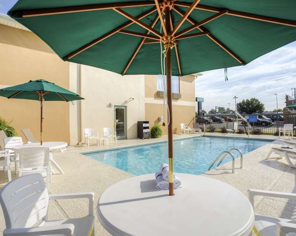 Pool - Quality Inn Fitzgerald