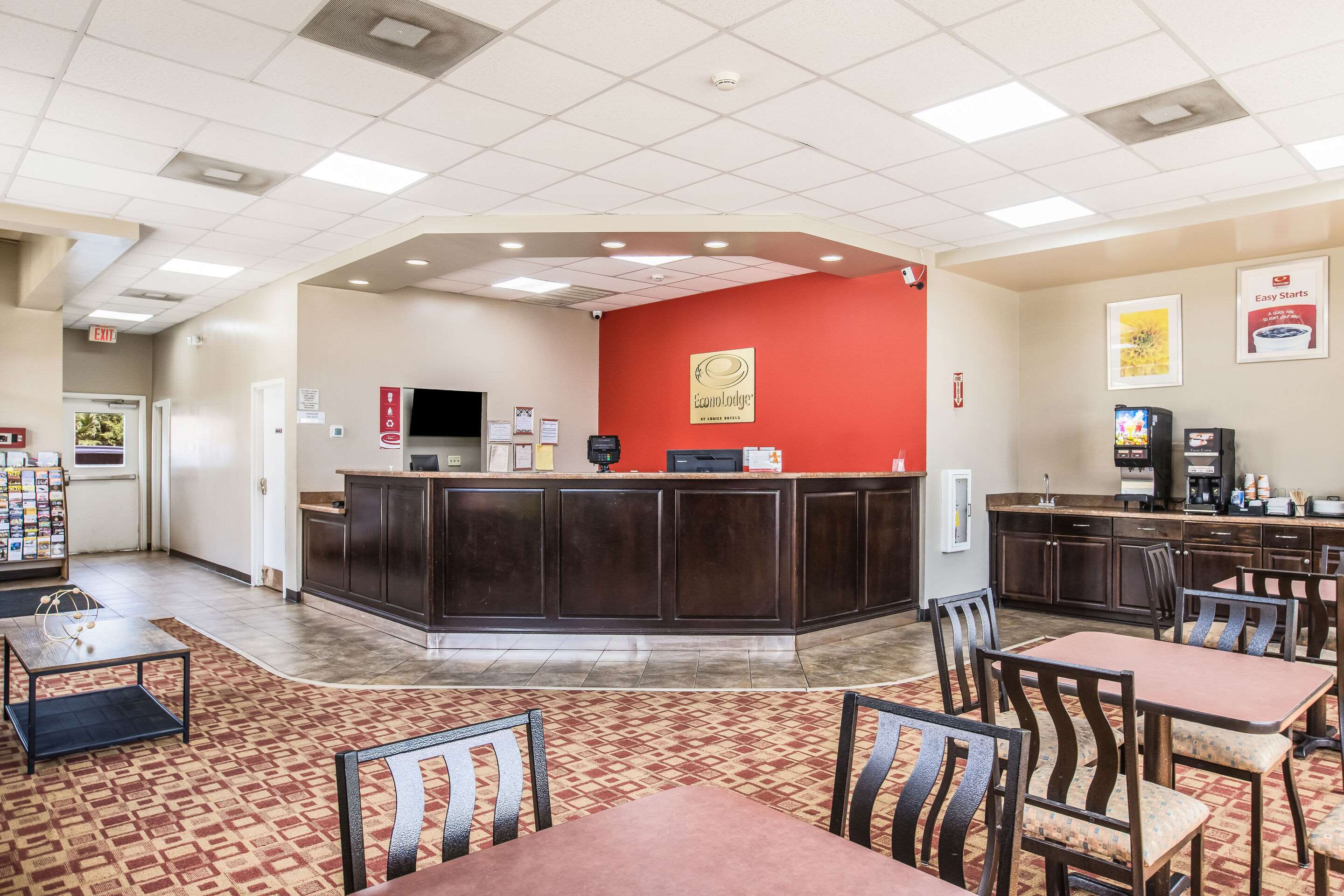 Lobby with sitting area | Econo Lodge