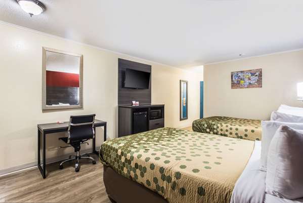  - Econo Lodge Garden City