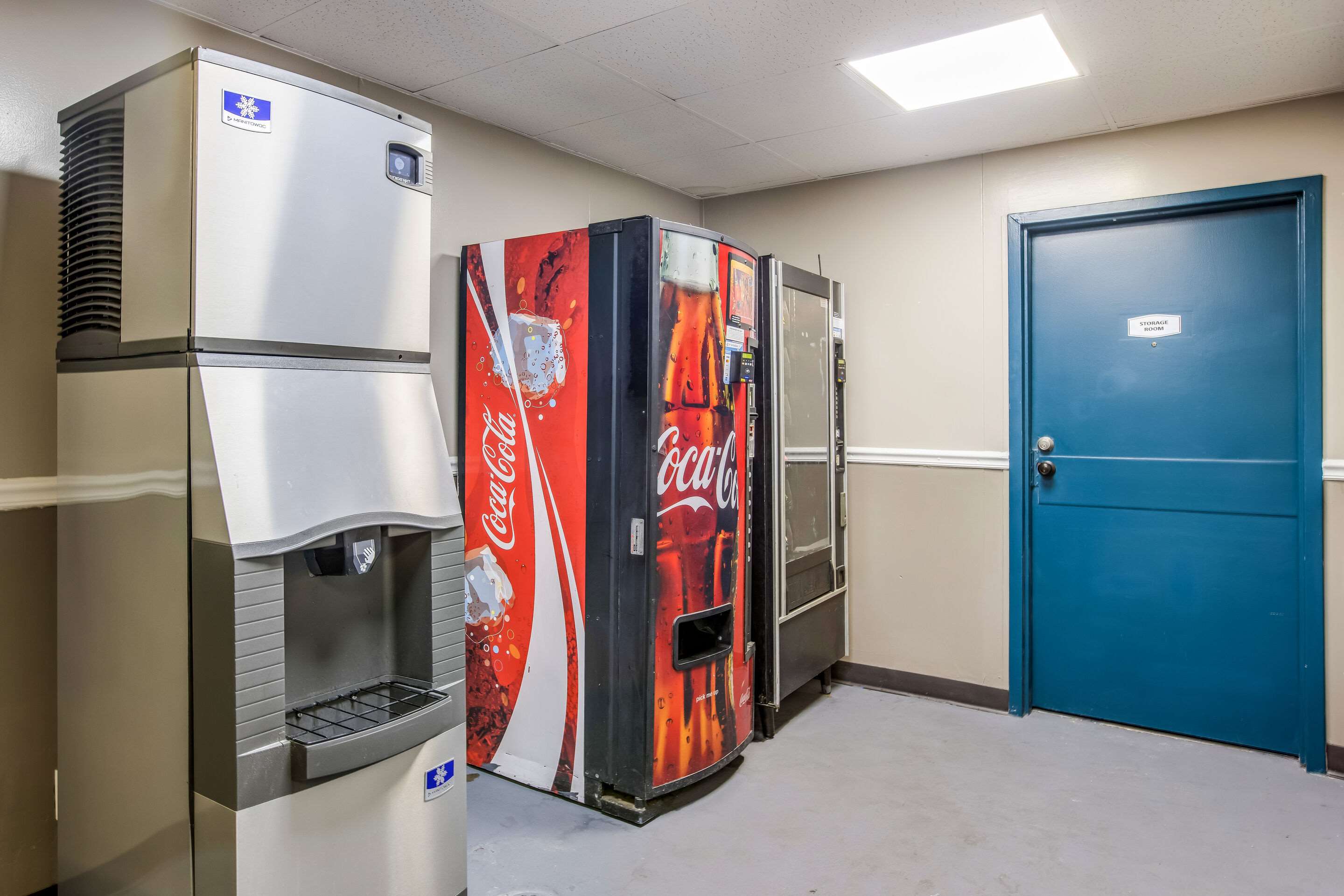 Hotel vending area | Econo Lodge