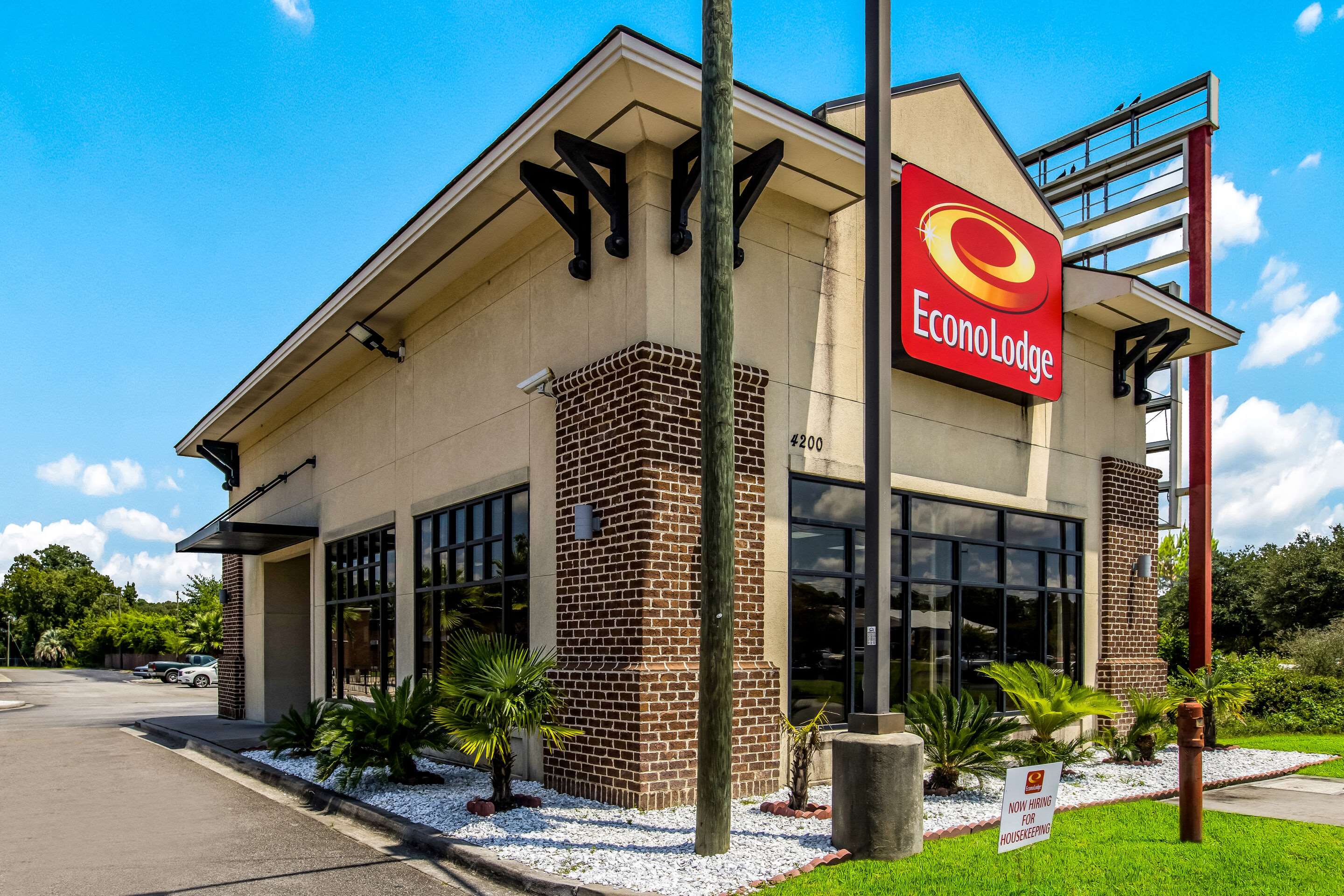 Hotel exterior | Econo Lodge